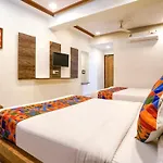 Hotel Whitehouse - Best Family Stay In Vrindavan- Ideal For Families - Inhouse Parking -Free 5G Internet