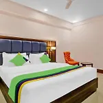 Hotel Light House -Free Unlimited 5G Internet, In House Parking- Fully Ac - Near Prem Mandir