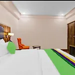 Hotel Light House -Free Unlimited 5G Internet, In House Parking- Fully Ac - Near Prem Mandir