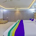 Hotel Happy Tree Premium - Best Rated Boutique Hotel For Families- Near Prem Mandir