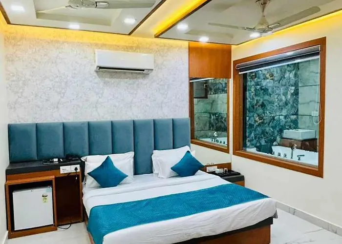 Hotel Urban Silverkey Golden House - Vrindavan Best Selling Hotel- Near Prem Mandir - Ideal For Families