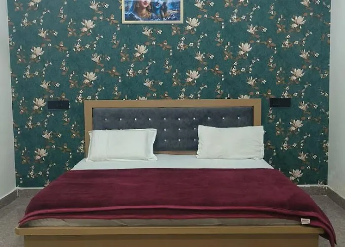 Kaka Guest House Near Prem Mandir And 100 Mt Far Away From Premanand Maharaj G