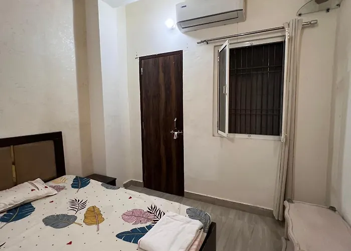 Shri Radhika Madhav Guest House