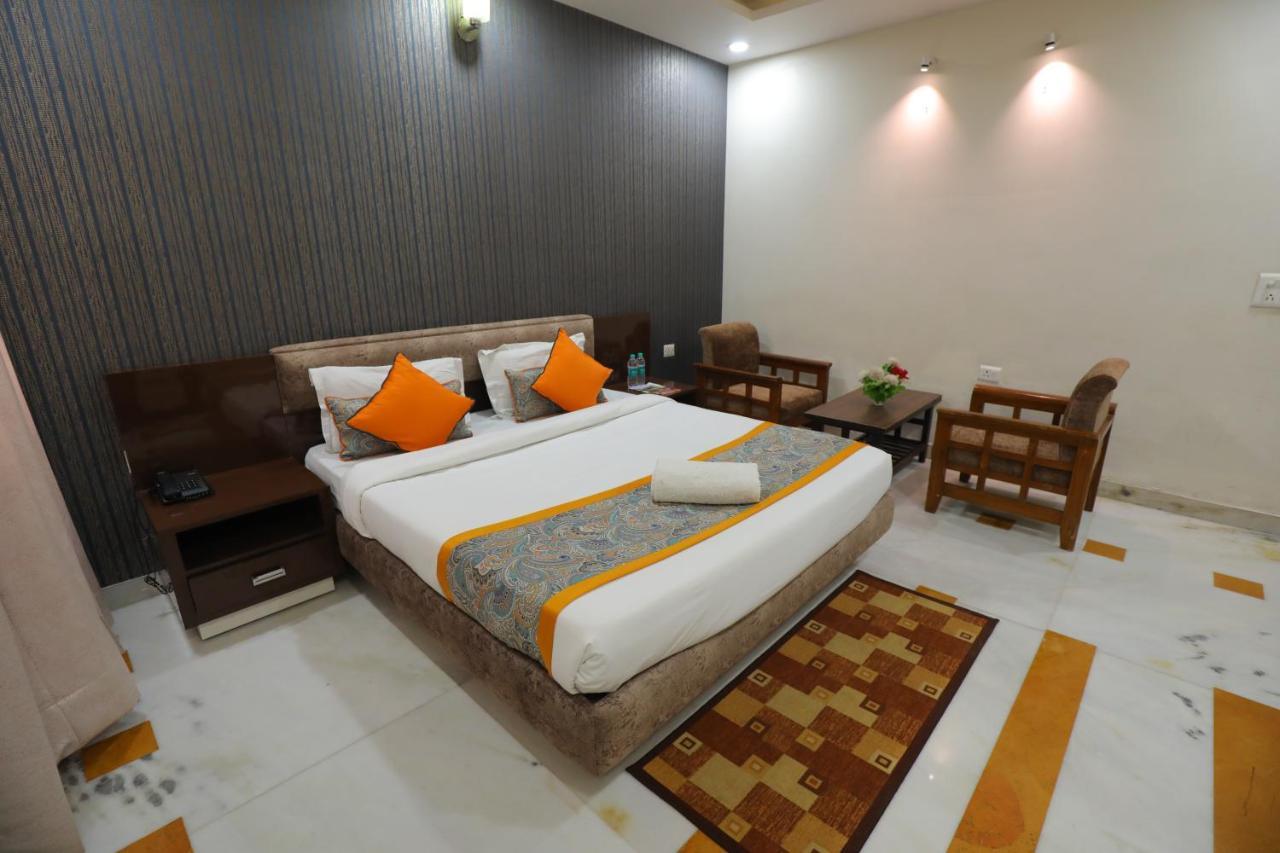Meera Madhav Hotel 3*