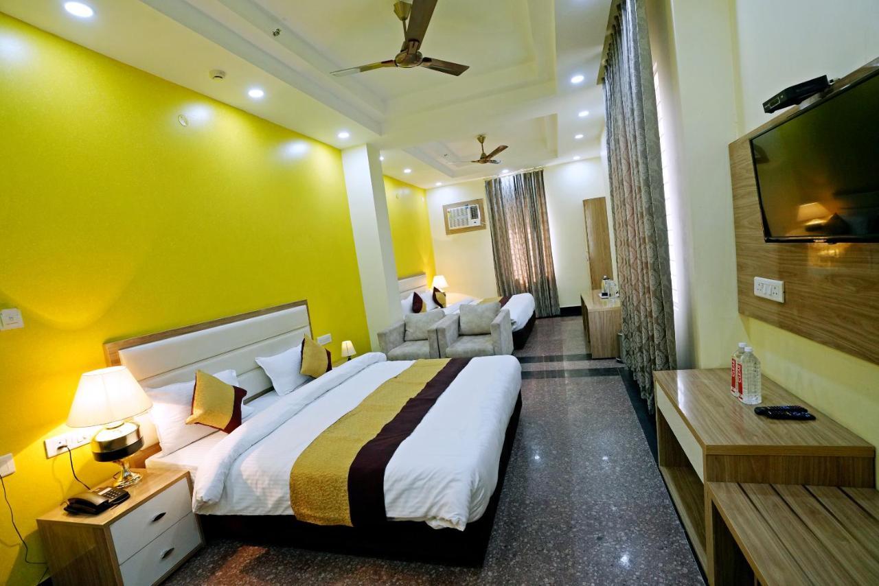 Hotel Sks Grand Palace-vrindavan 4*