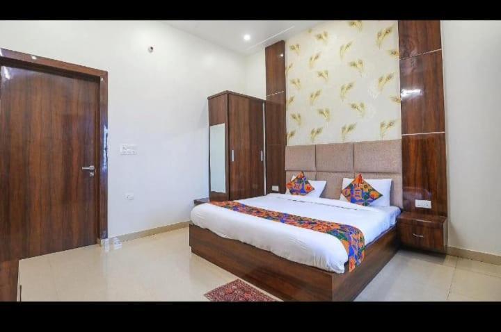 Mohan Palace 3*