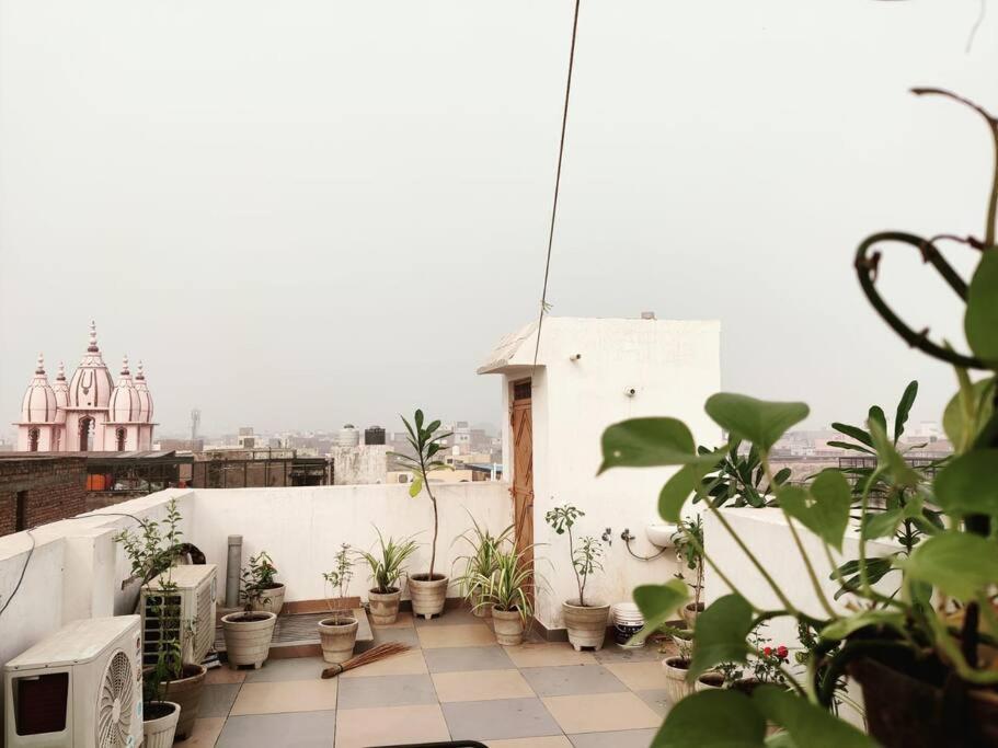 Premium Near Banke Bihari Ji With Power Backup - Free Wifi - Washing Machine Etc *