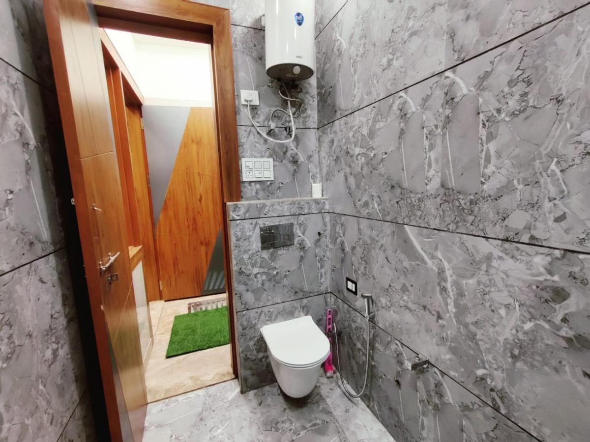 Premium Near Banke Bihari Ji With Power Backup - Free Wifi - Washing Machine Etc