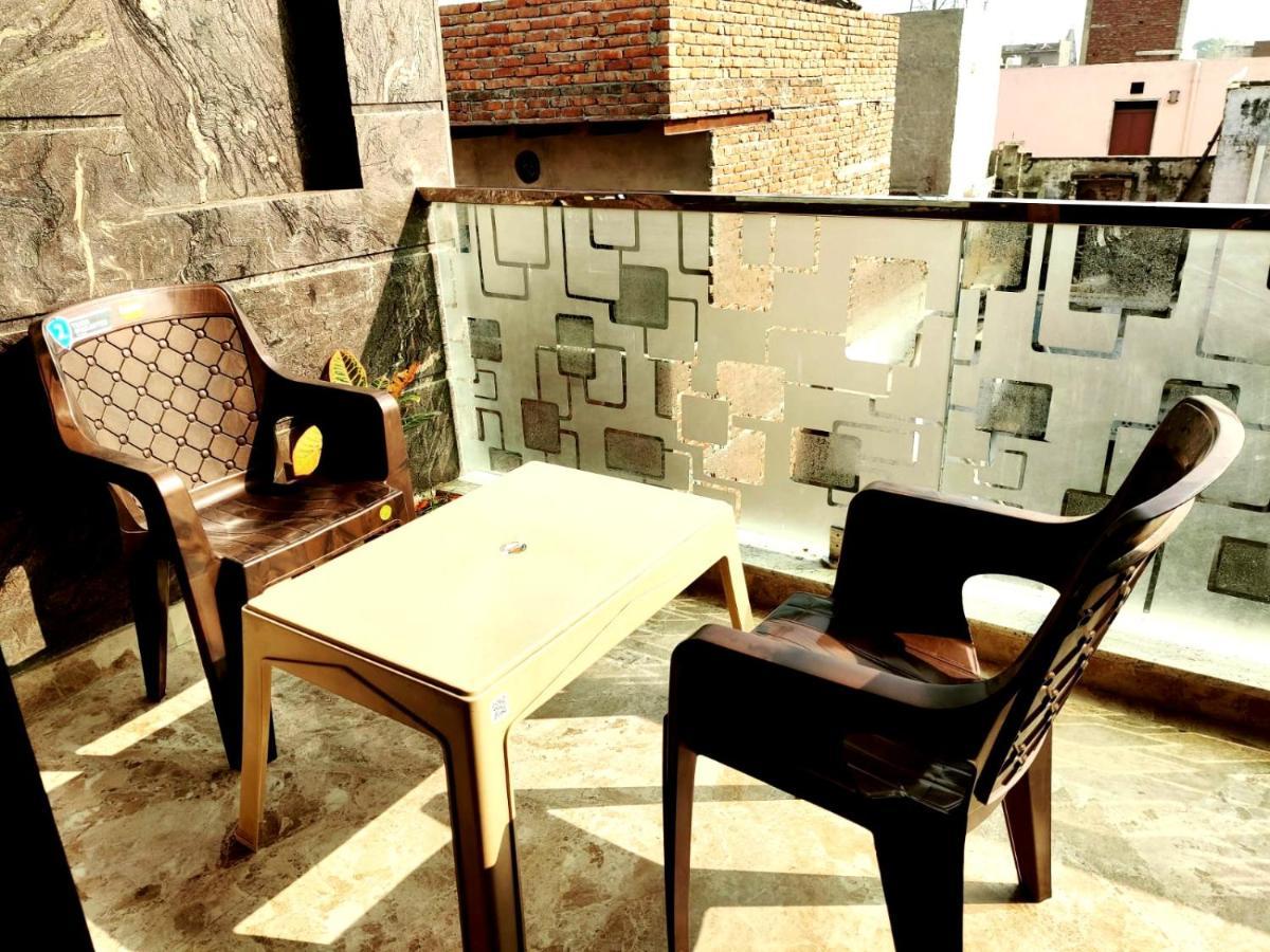 Premium Near Banke Bihari Ji With Power Backup - Free Wifi - Washing Machine Etc Vrindavan