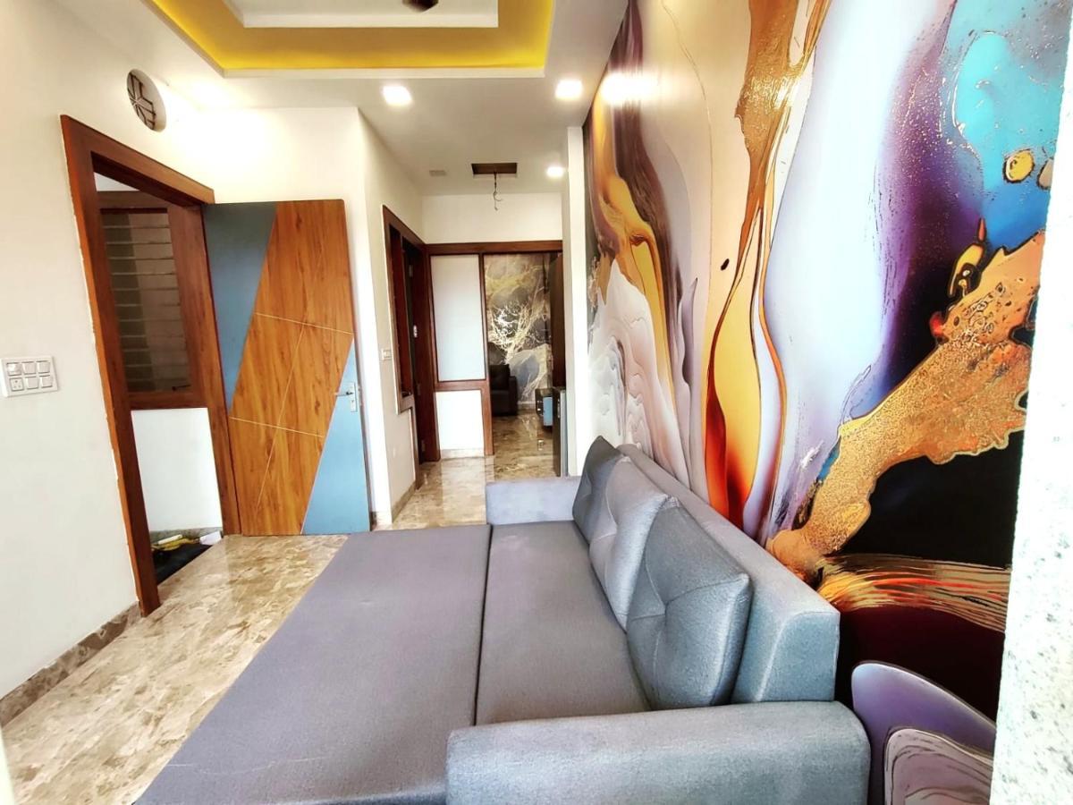 Homestay Premium Near Banke Bihari Ji With Power Backup - Free Wifi - Washing Machine Etc