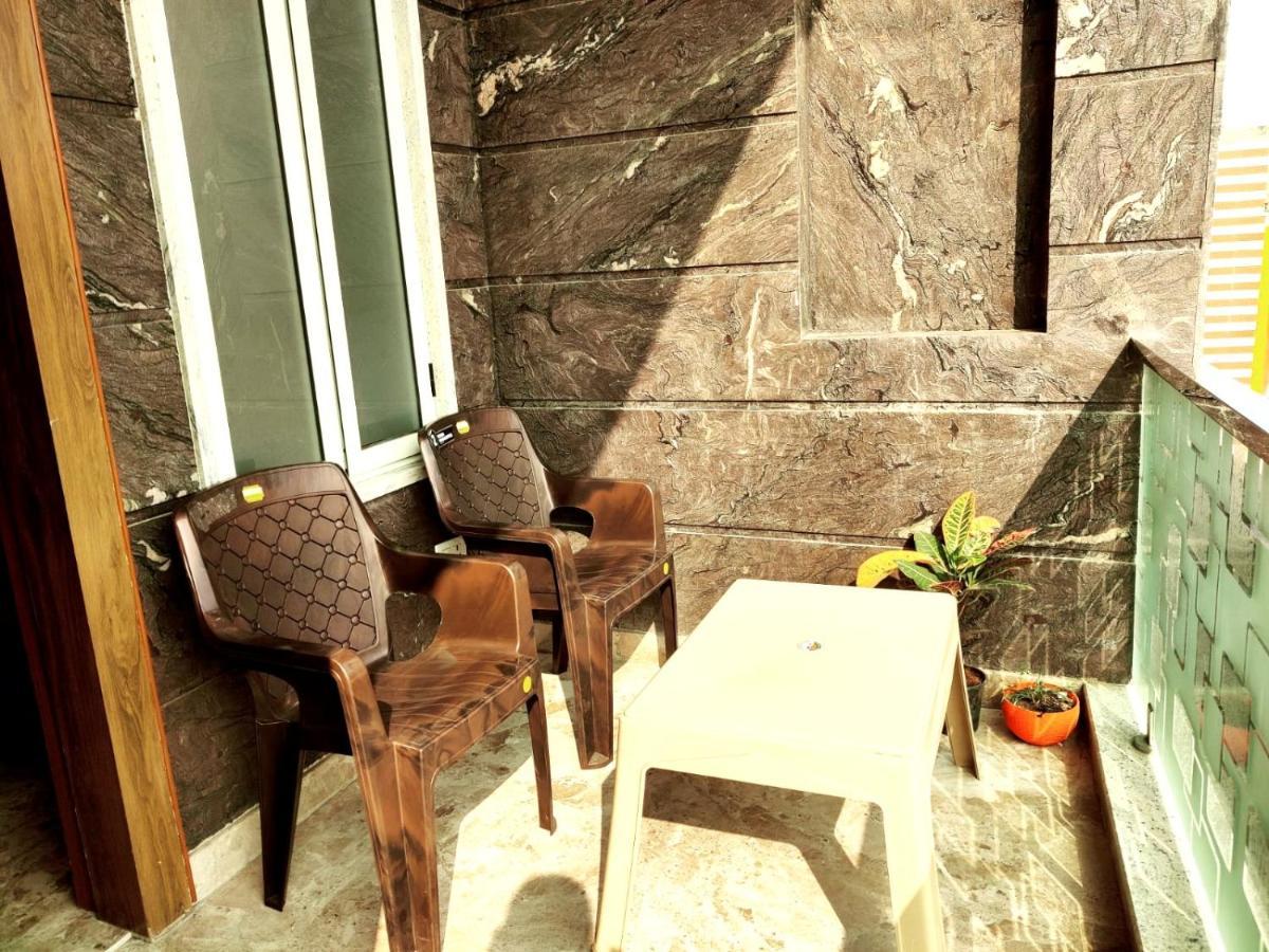 Homestay Premium Near Banke Bihari Ji With Power Backup - Free Wifi - Washing Machine Etc