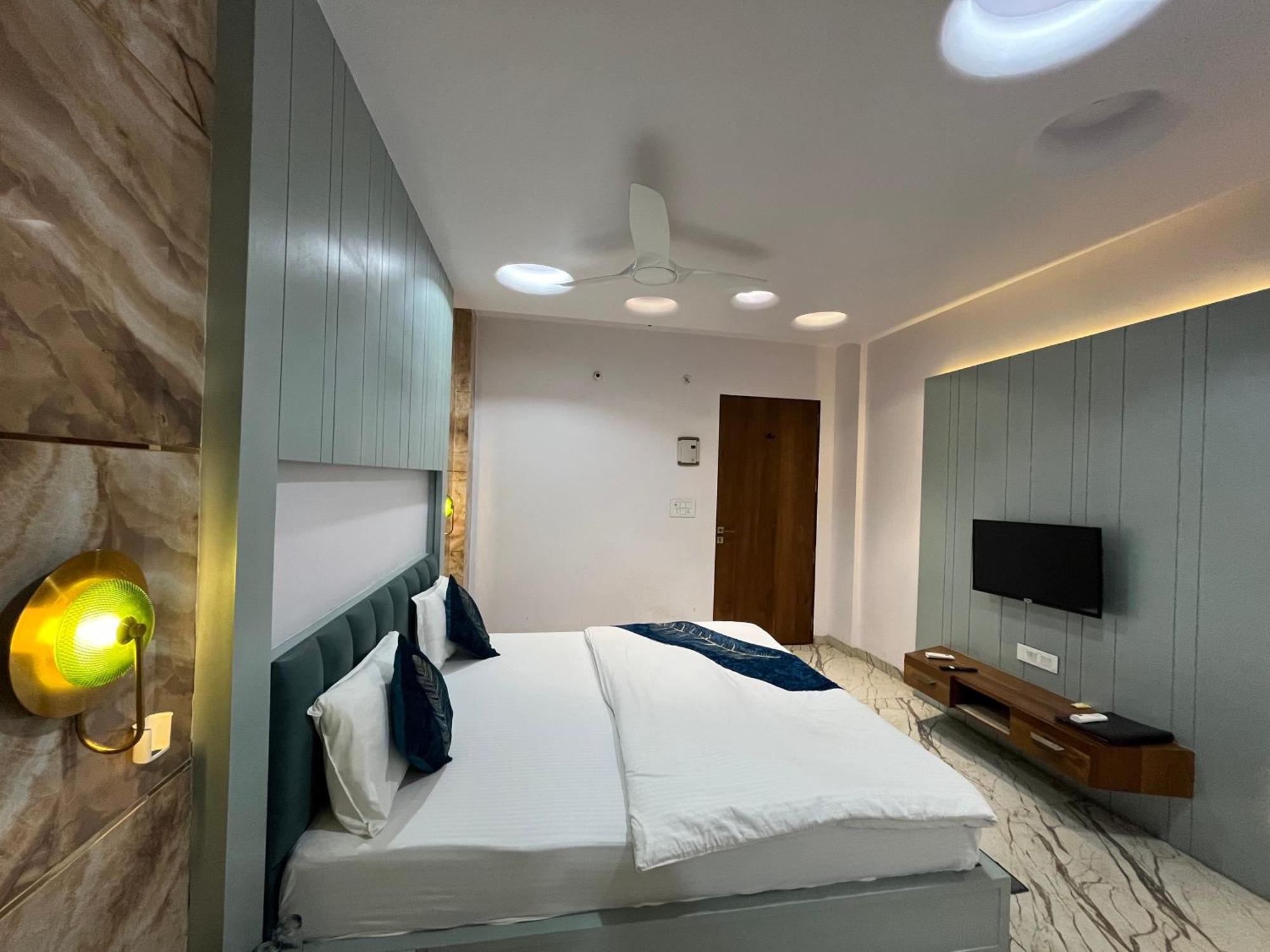 Shree Darshnam Hotel *