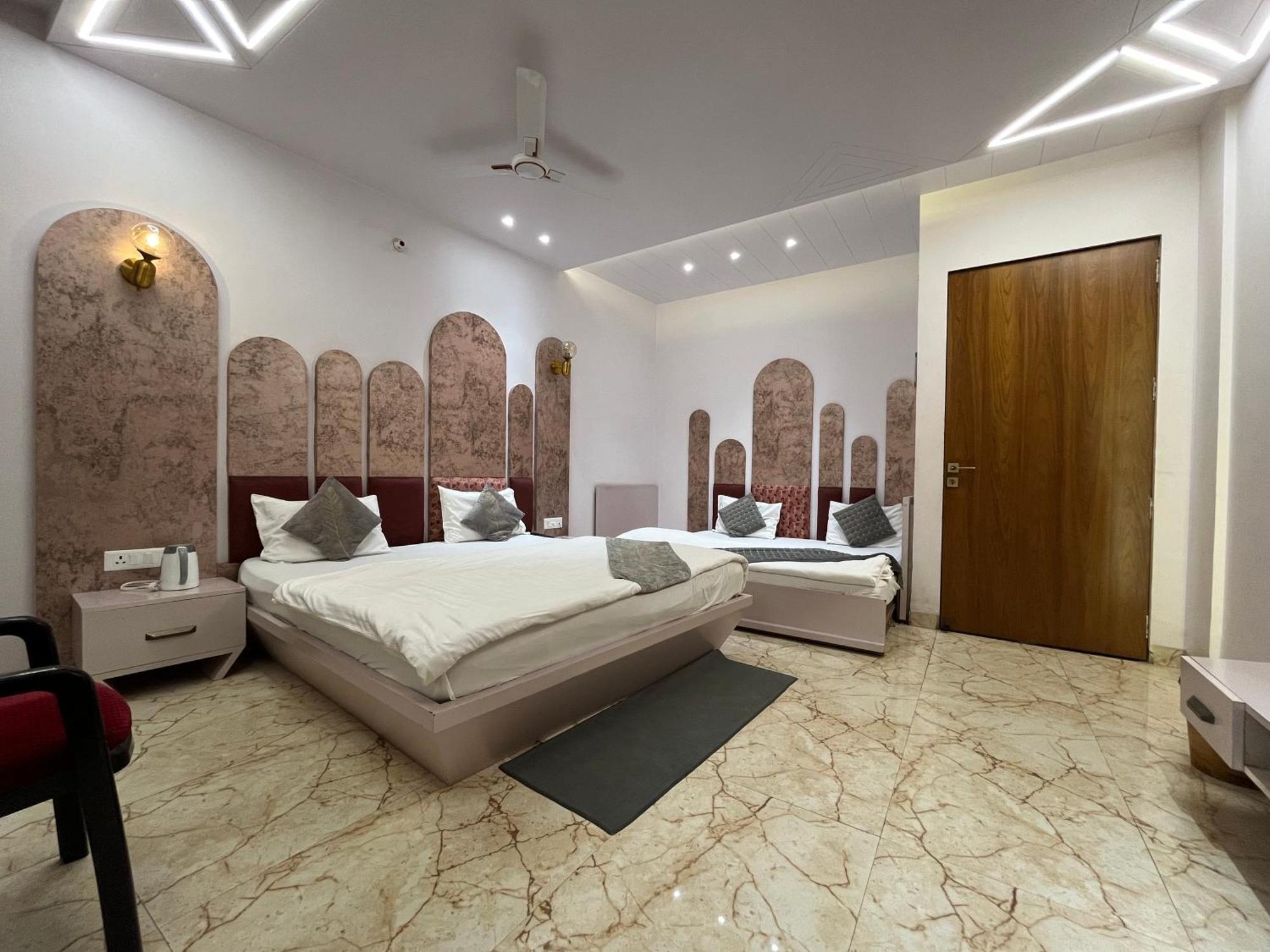 Shree Darshnam Hotel *
