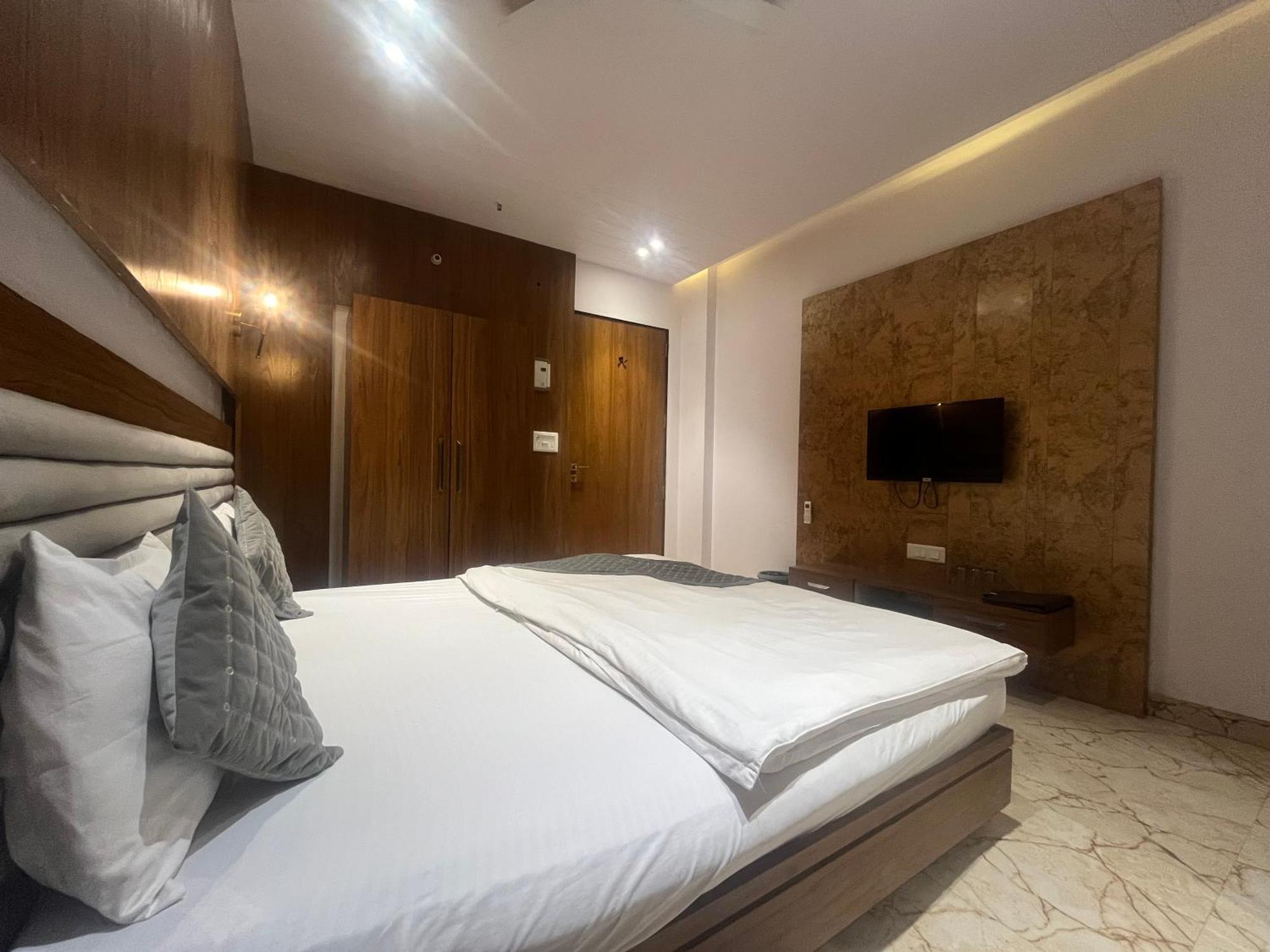 Shree Darshnam Hotel *