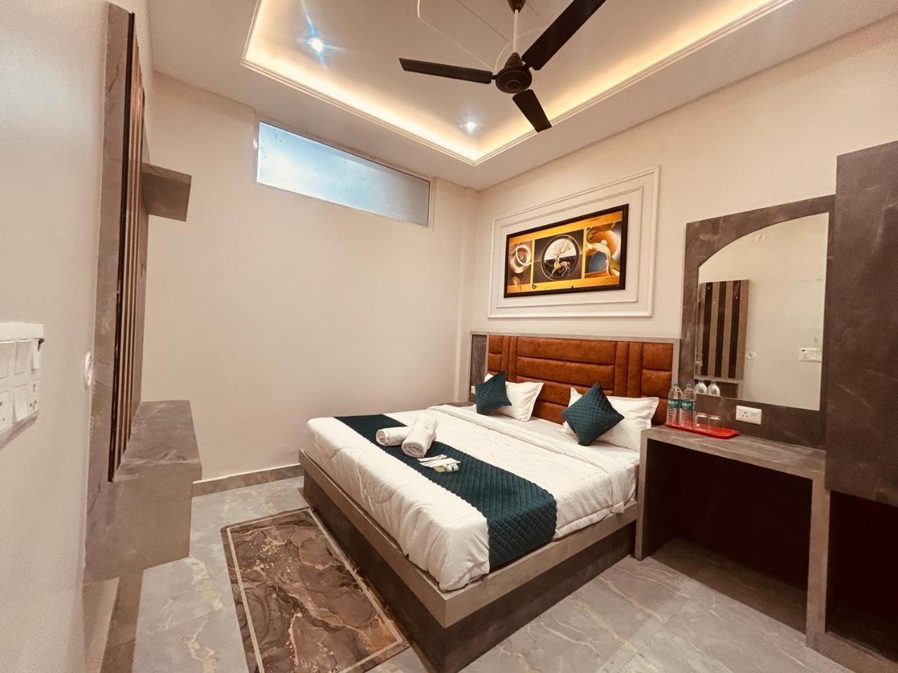 The Solitaire Express Hotel Vrindavan