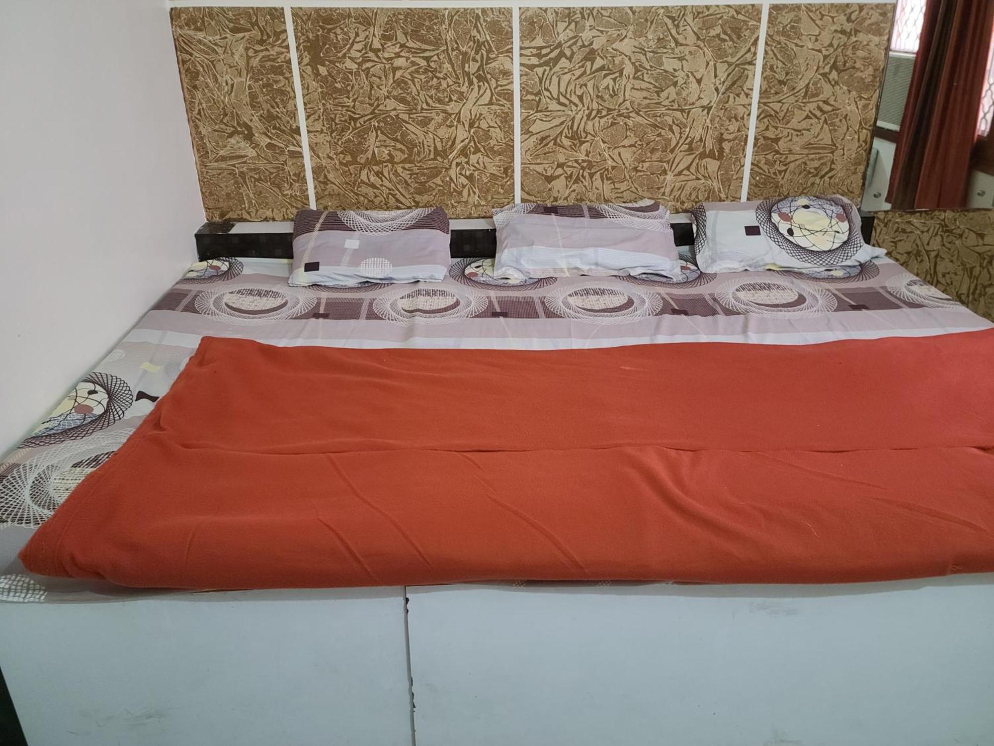 Hari Krishnashrya Near Banke Bihari Temple 3*