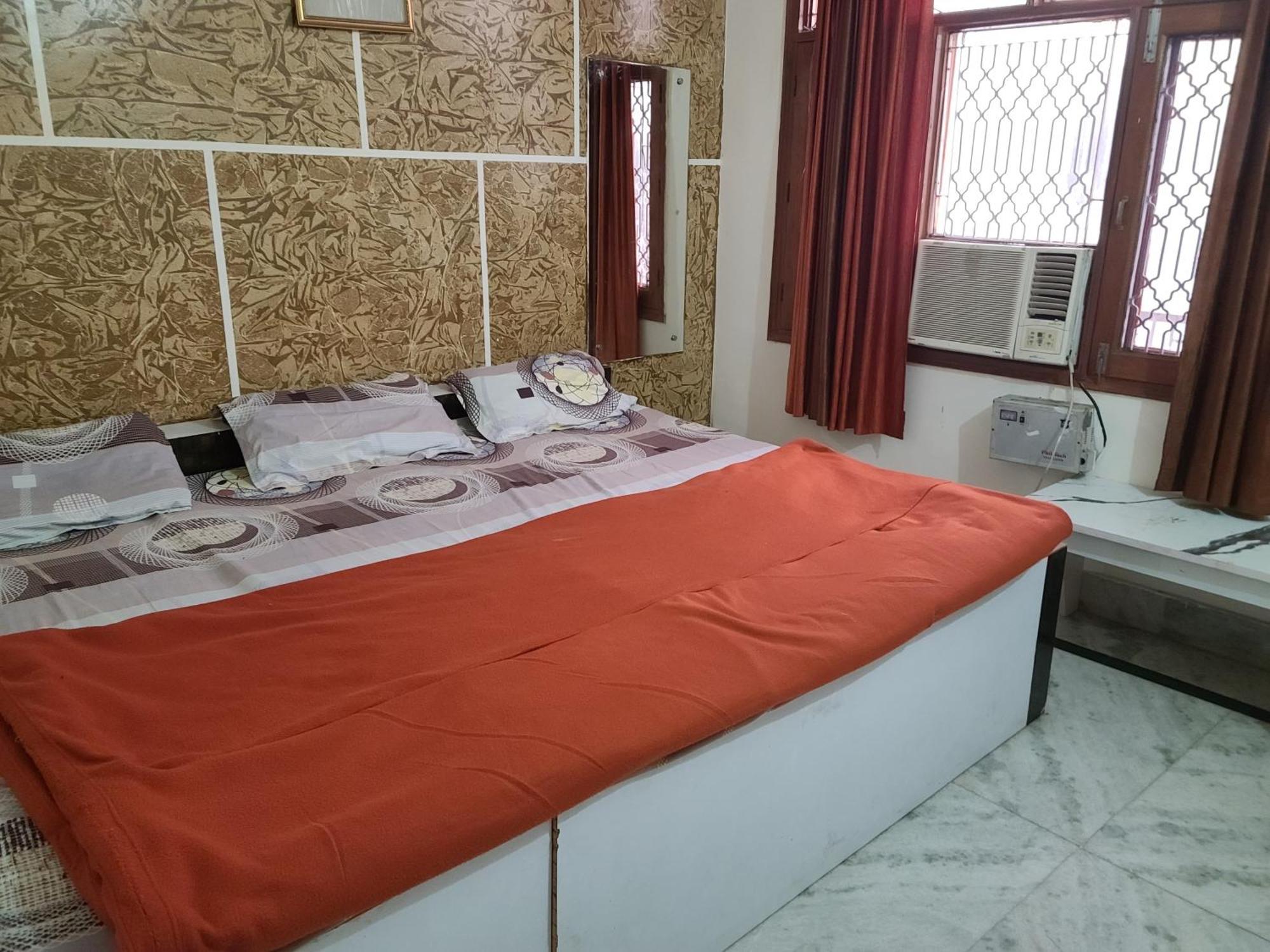 Hari Krishnashrya Near Banke Bihari Temple Vrindavan