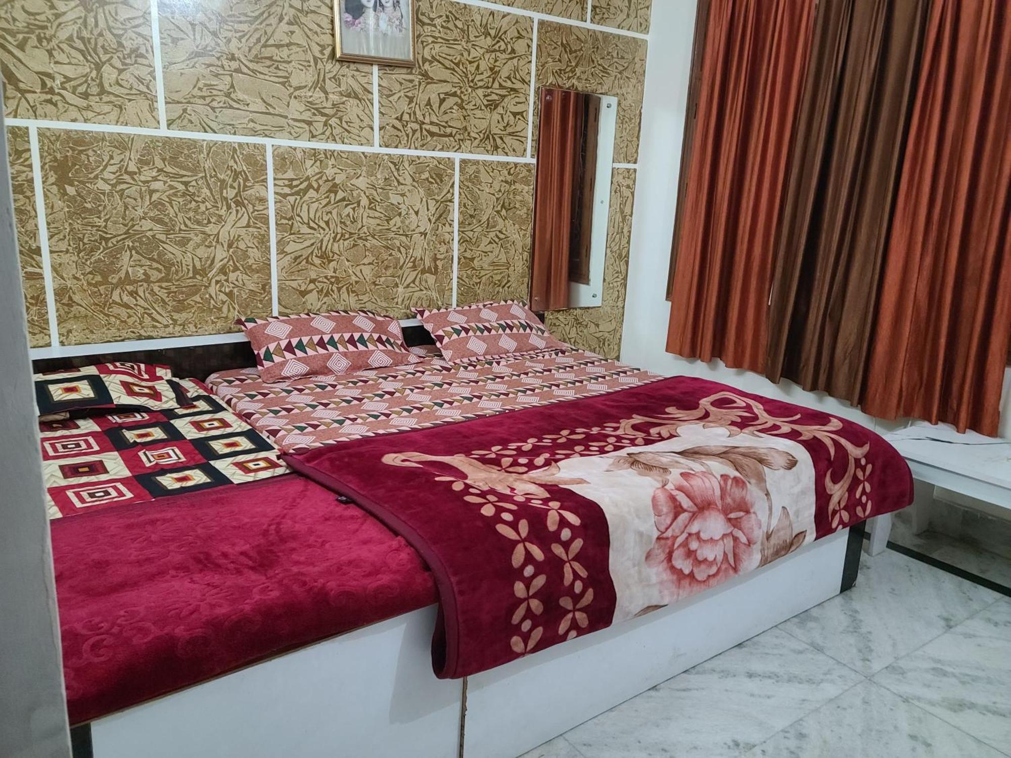 Hotel Hari Krishnashrya Near Banke Bihari Temple Vrindavan
