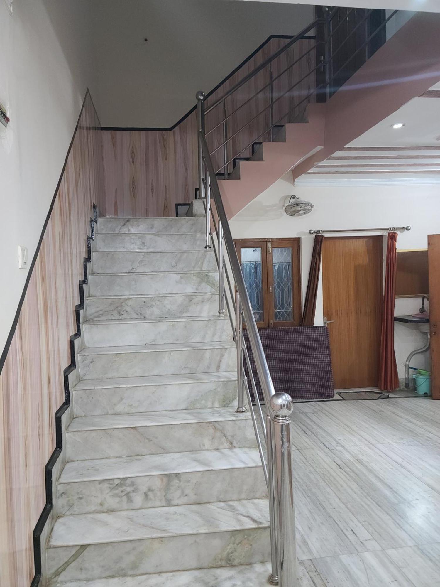 Hari Krishnashrya Near Banke Bihari Temple Hotel Vrindavan