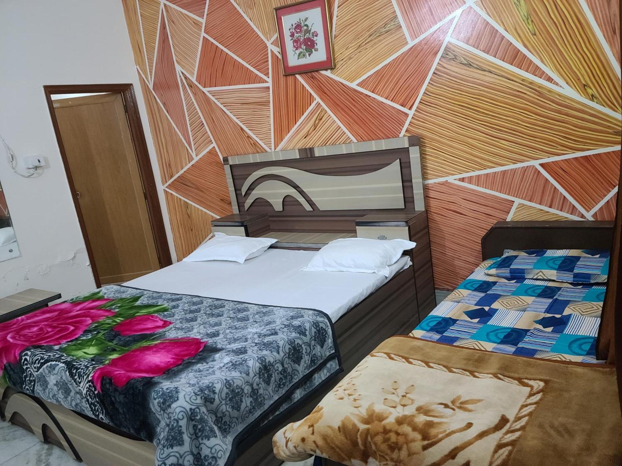 Hotel Hari Krishnashrya Near Banke Bihari Temple 3*