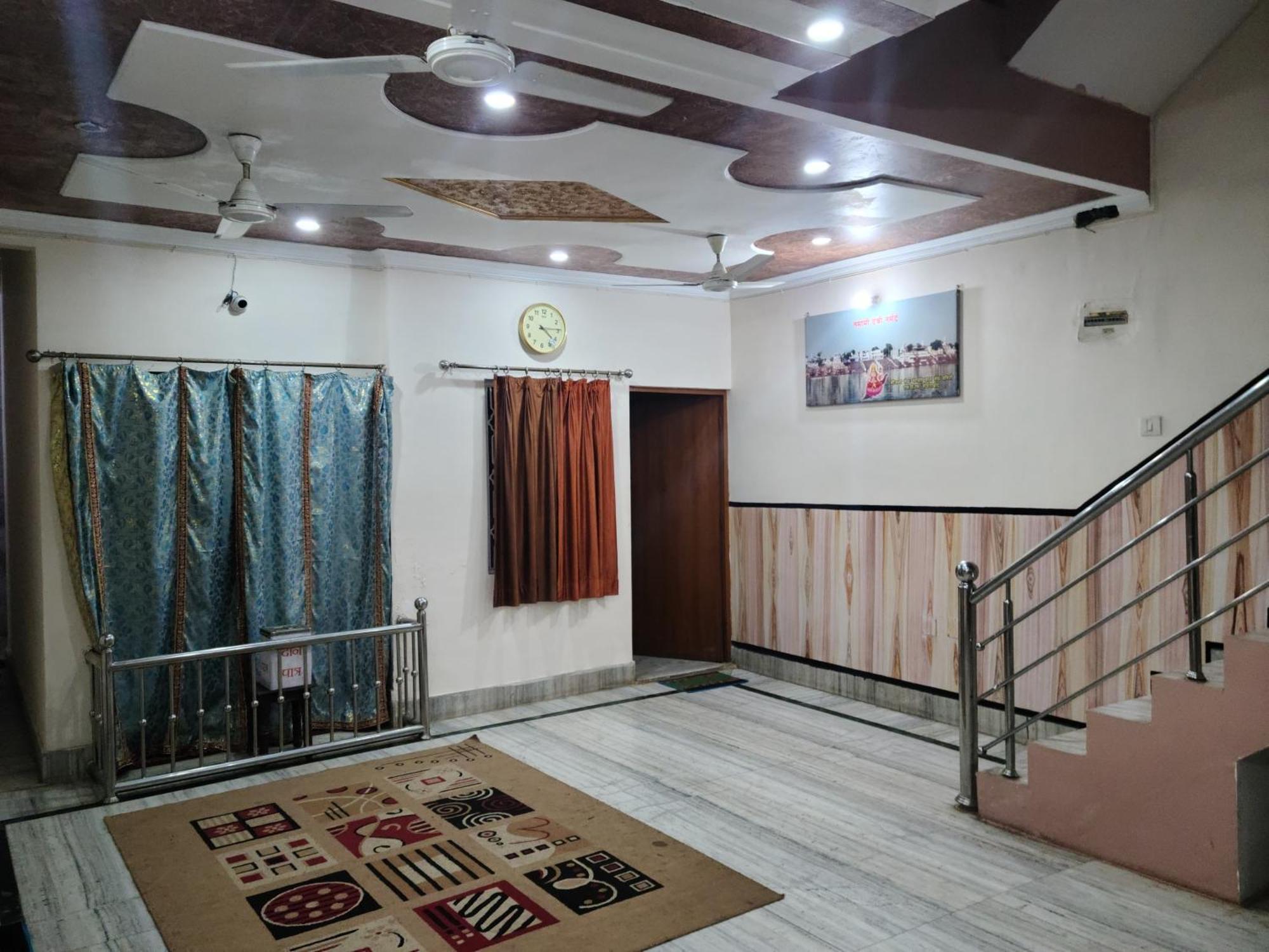 Hari Krishnashrya Near Banke Bihari Temple