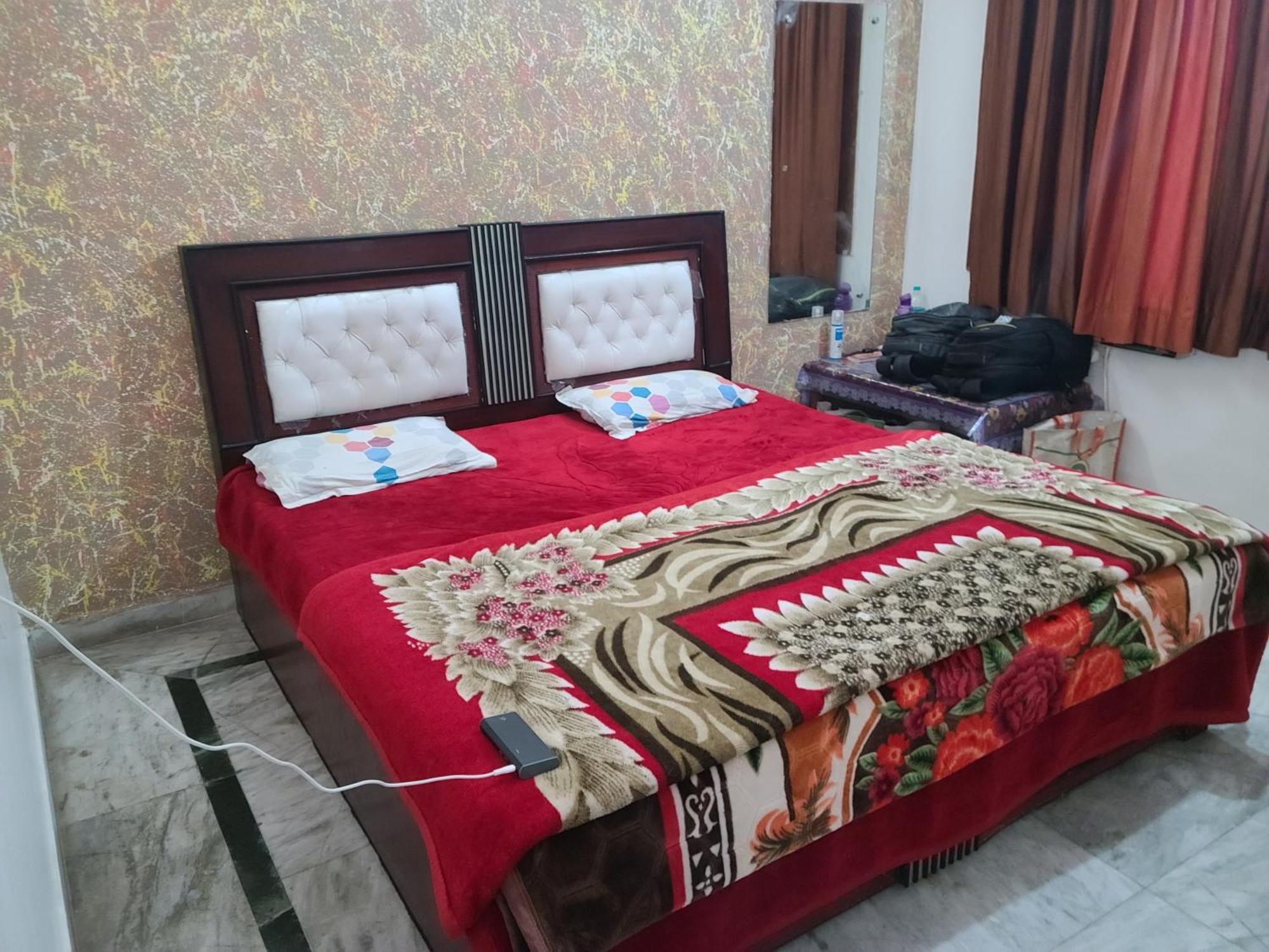 Hari Krishnashrya Near Banke Bihari Temple 3* Vrindavan