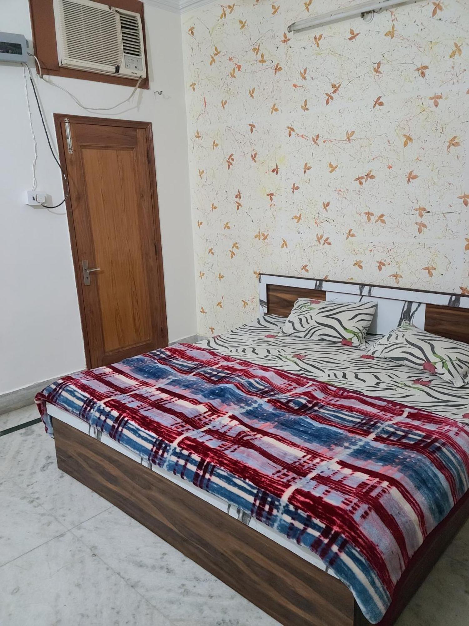 Hotel Hari Krishnashrya Near Banke Bihari Temple 3*