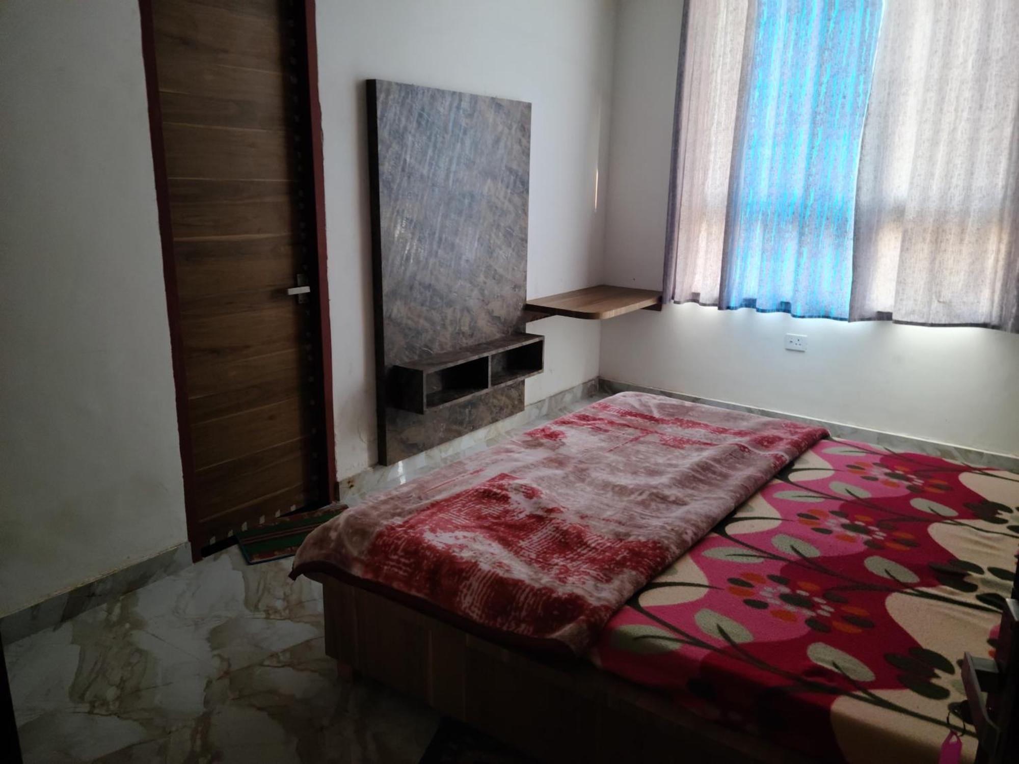 Hari Krishnashrya Near Banke Bihari Temple Hotel 3*