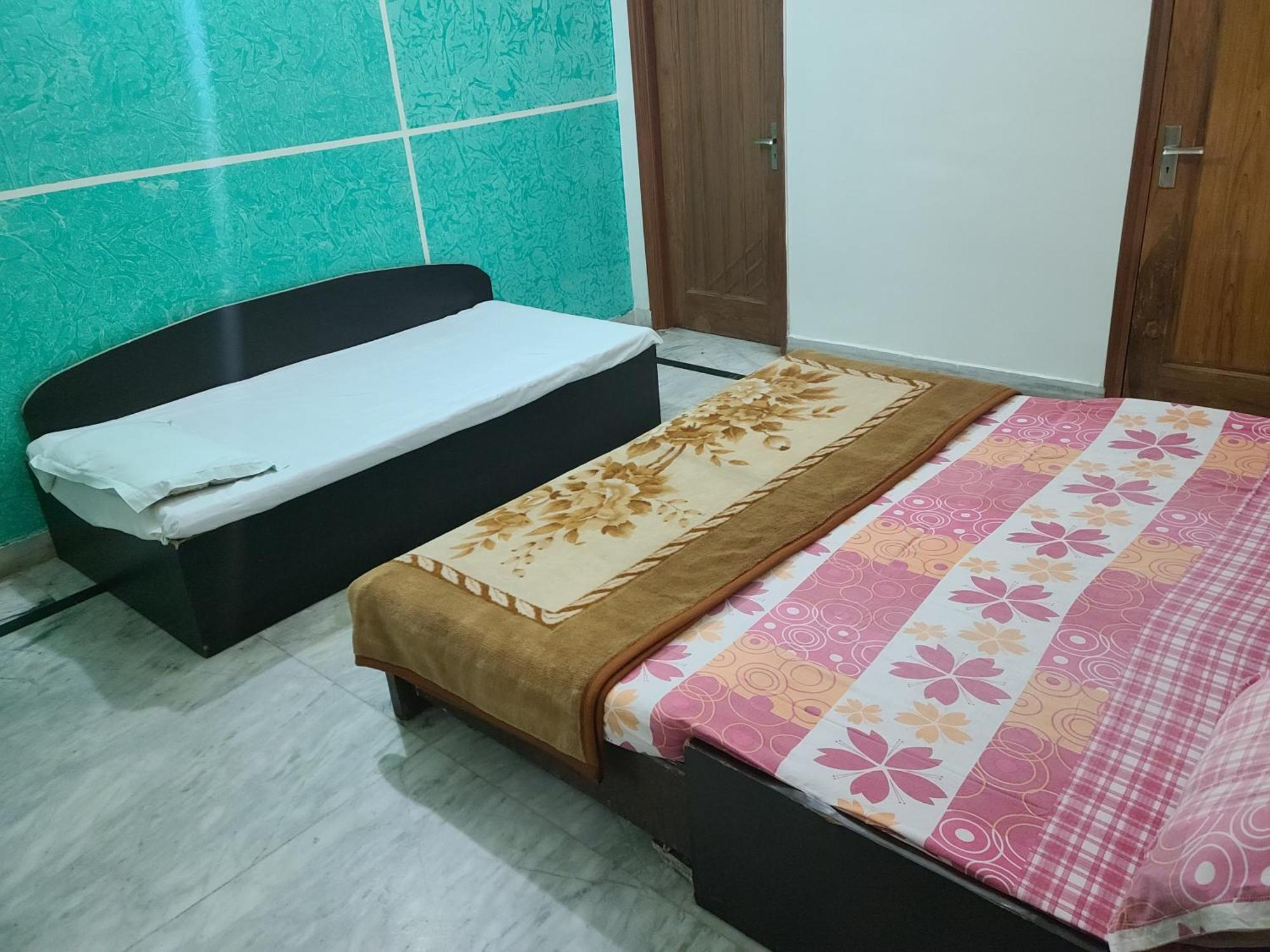 Hotel Hari Krishnashrya Near Banke Bihari Temple