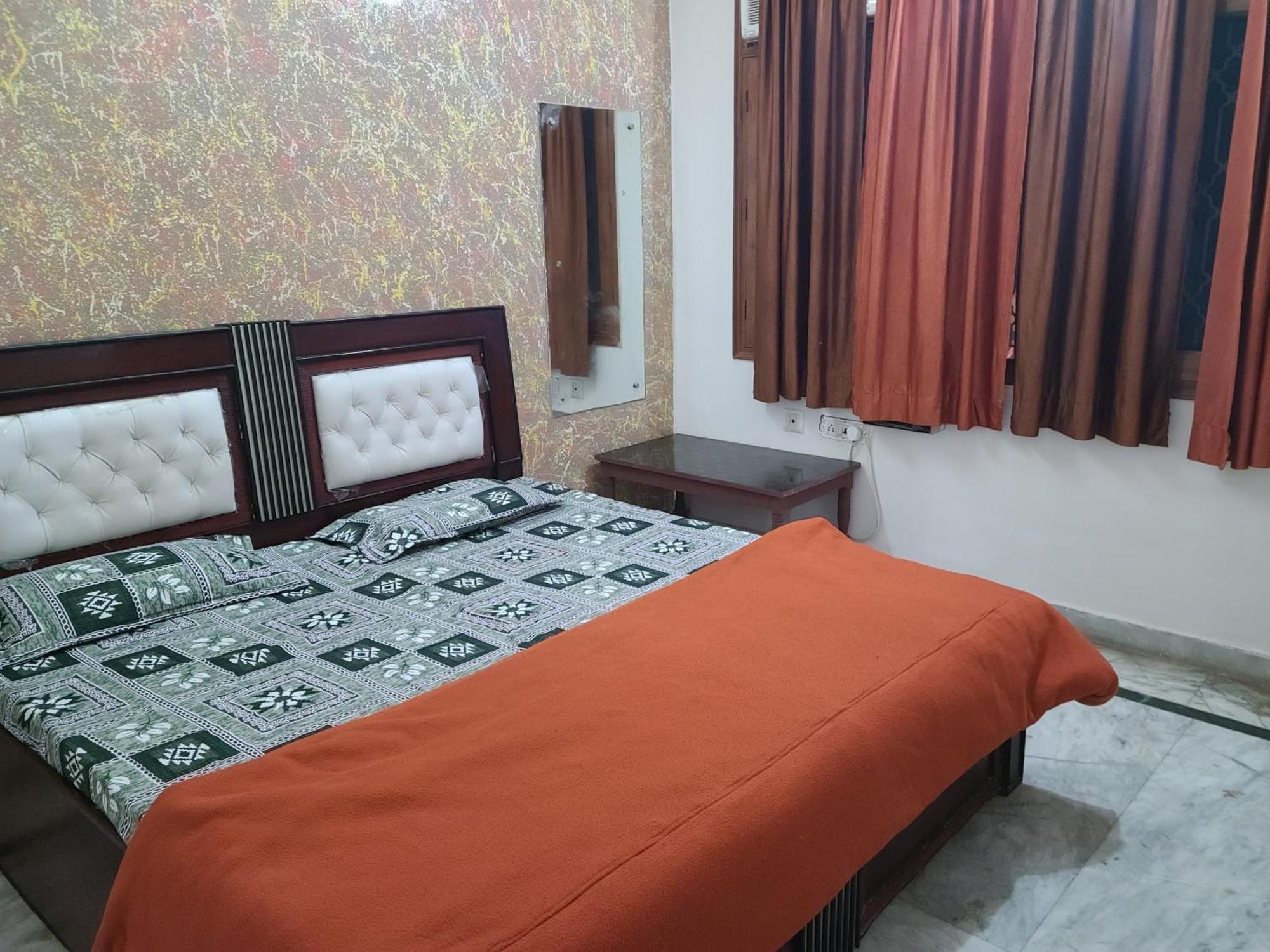 Hotel Hari Krishnashrya Near Banke Bihari Temple 3*