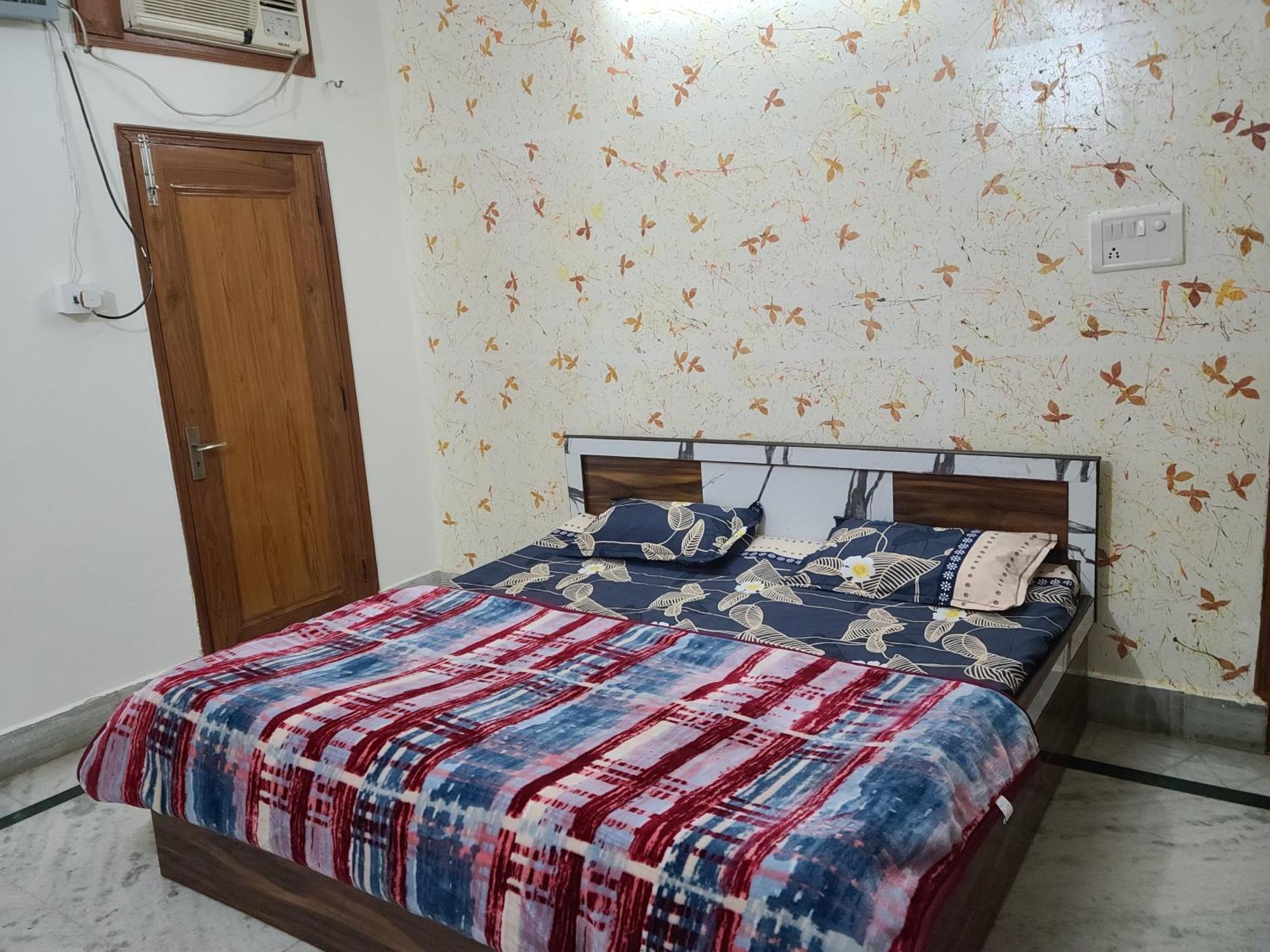 Hari Krishnashrya Near Banke Bihari Temple Hotel Vrindavan