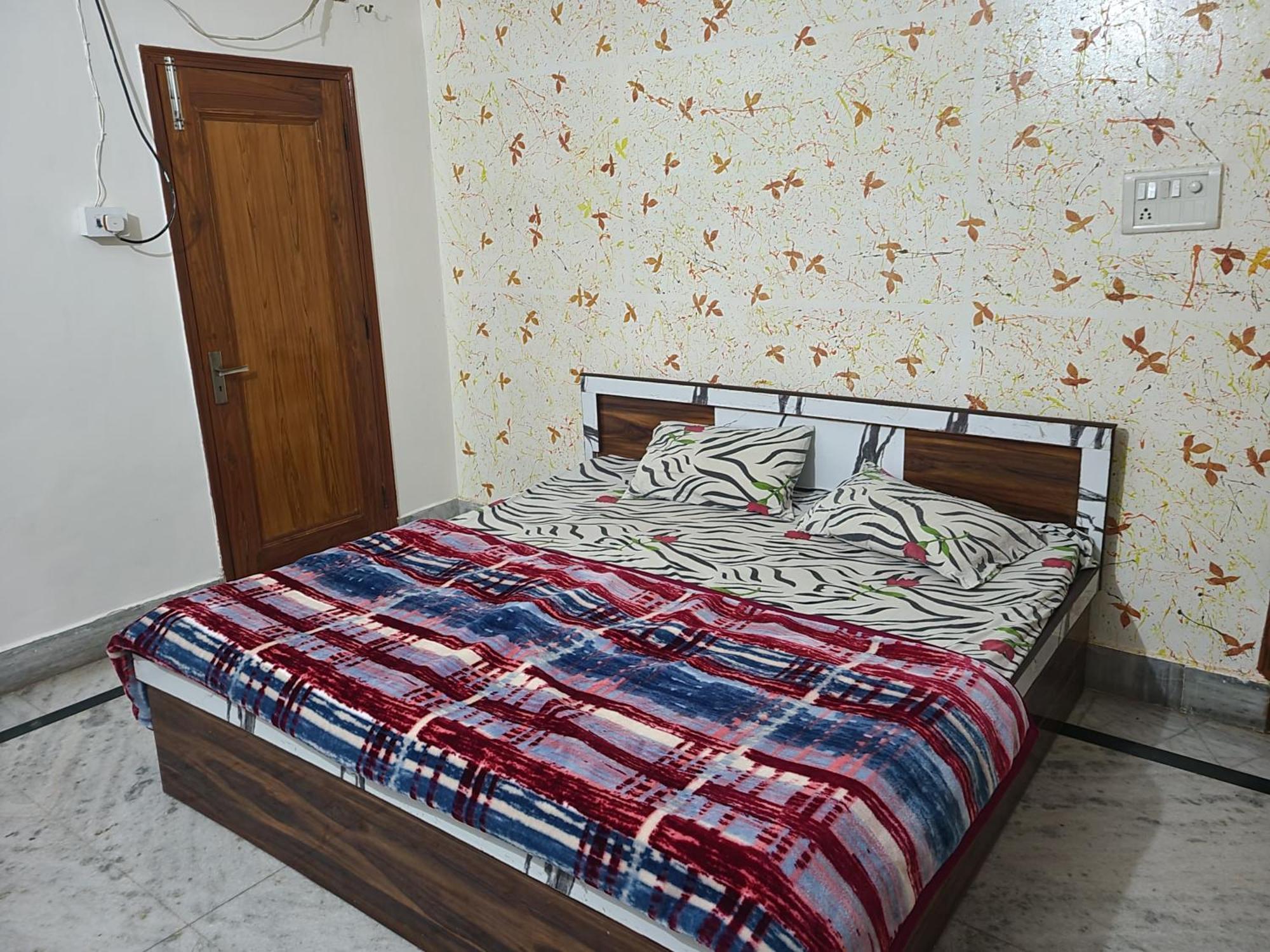 Hotel Hari Krishnashrya Near Banke Bihari Temple 3*