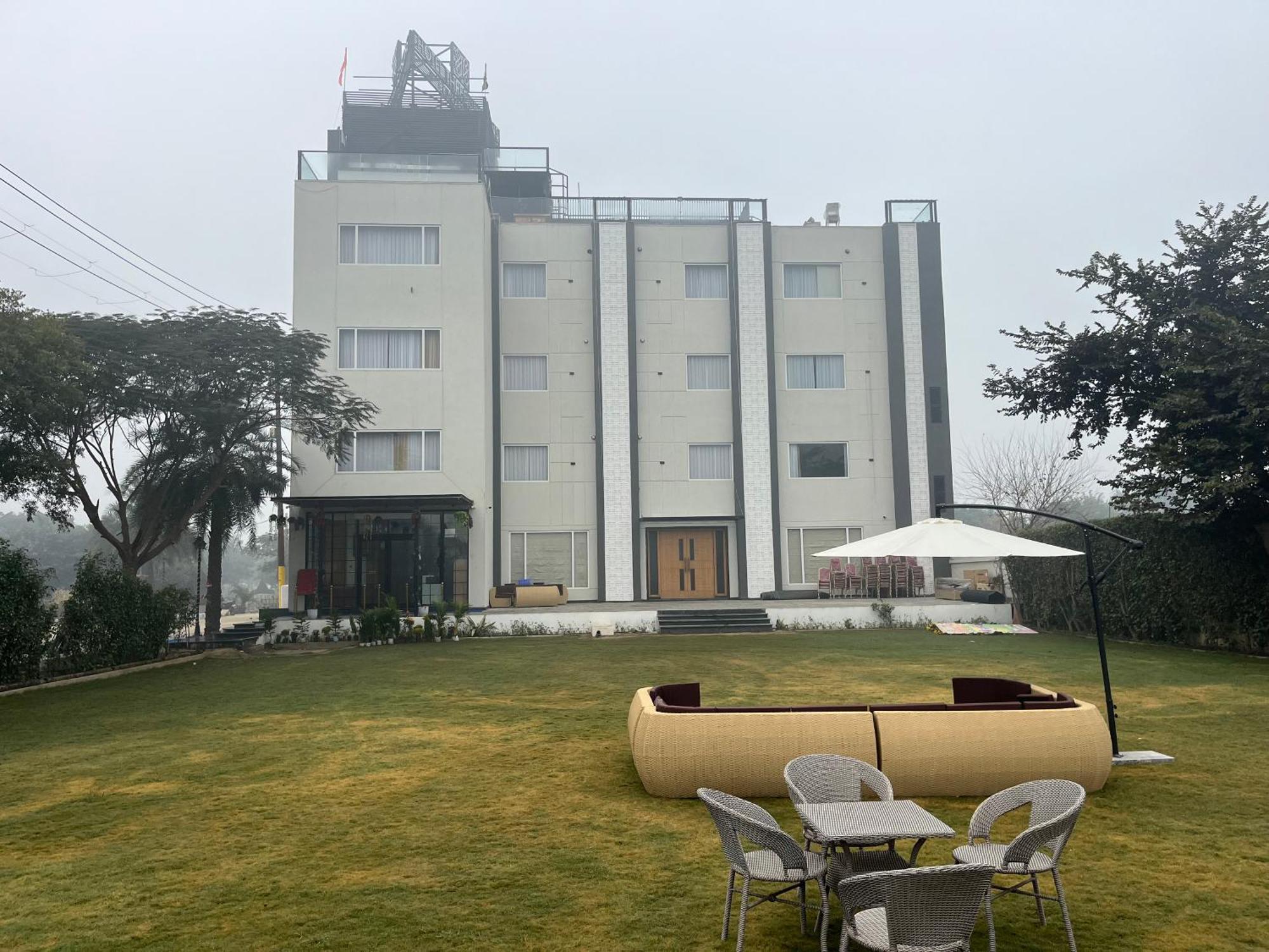 Three Seasons Hotel 4*