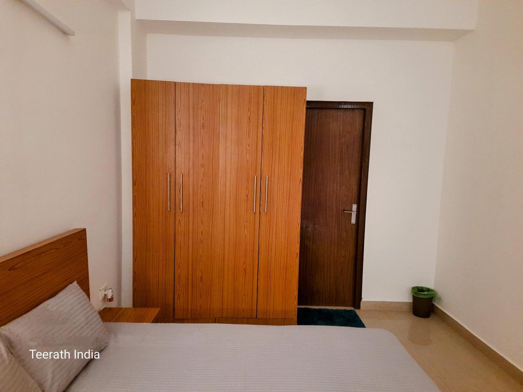 Teerath India - Spacious 1bhk Near Prem Mandir Apartment