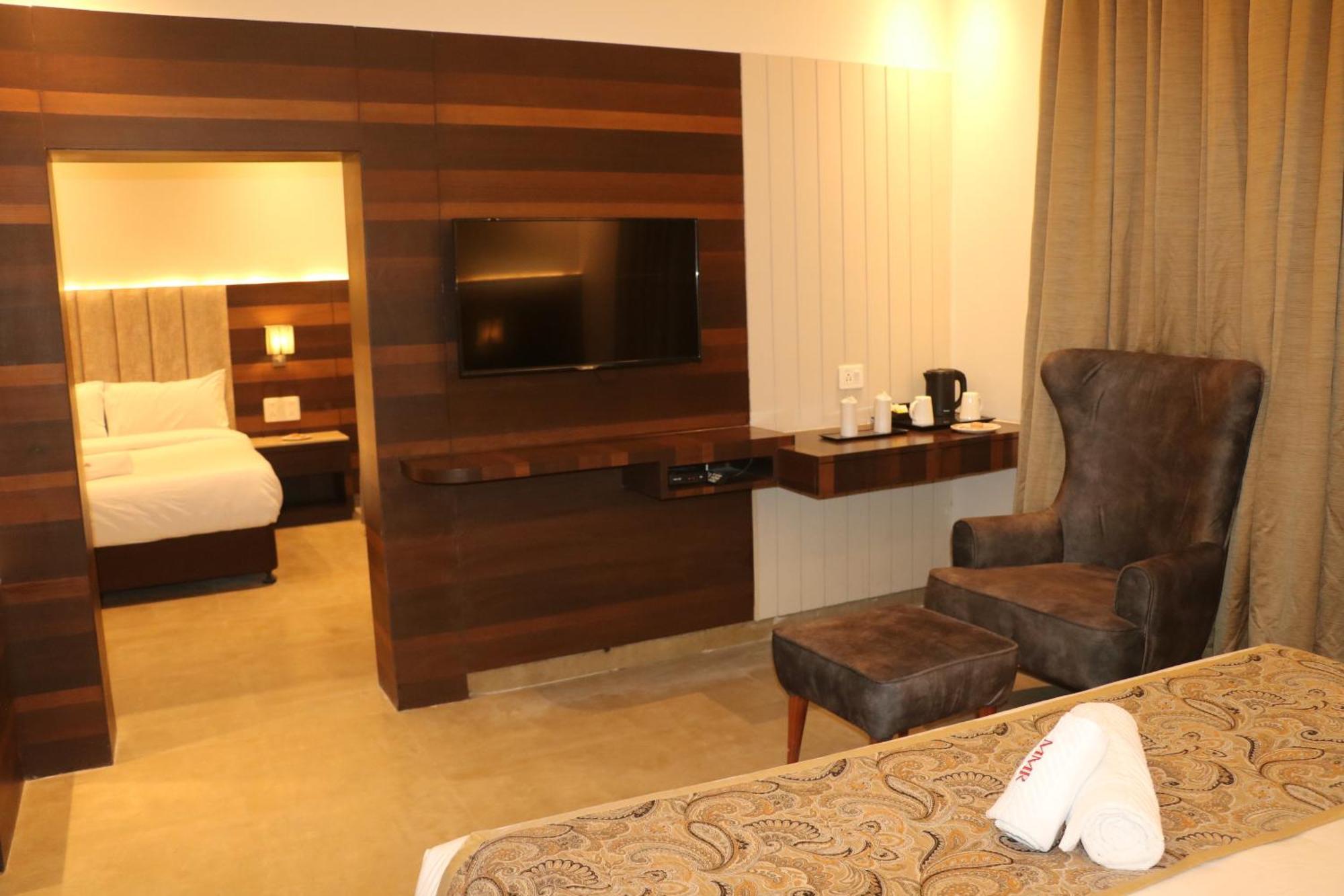 Meera Madhav Hotel 3*