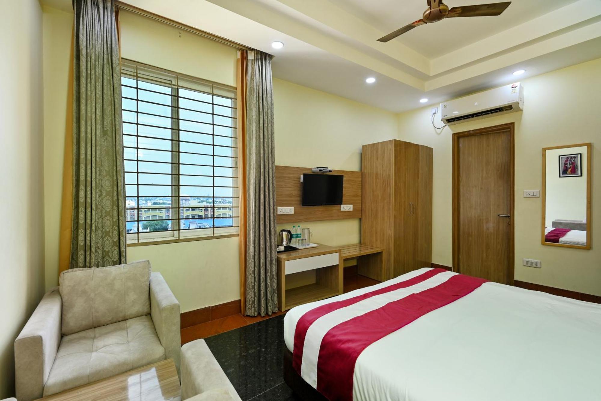 Hotel Sks Grand Palace-vrindavan 4*
