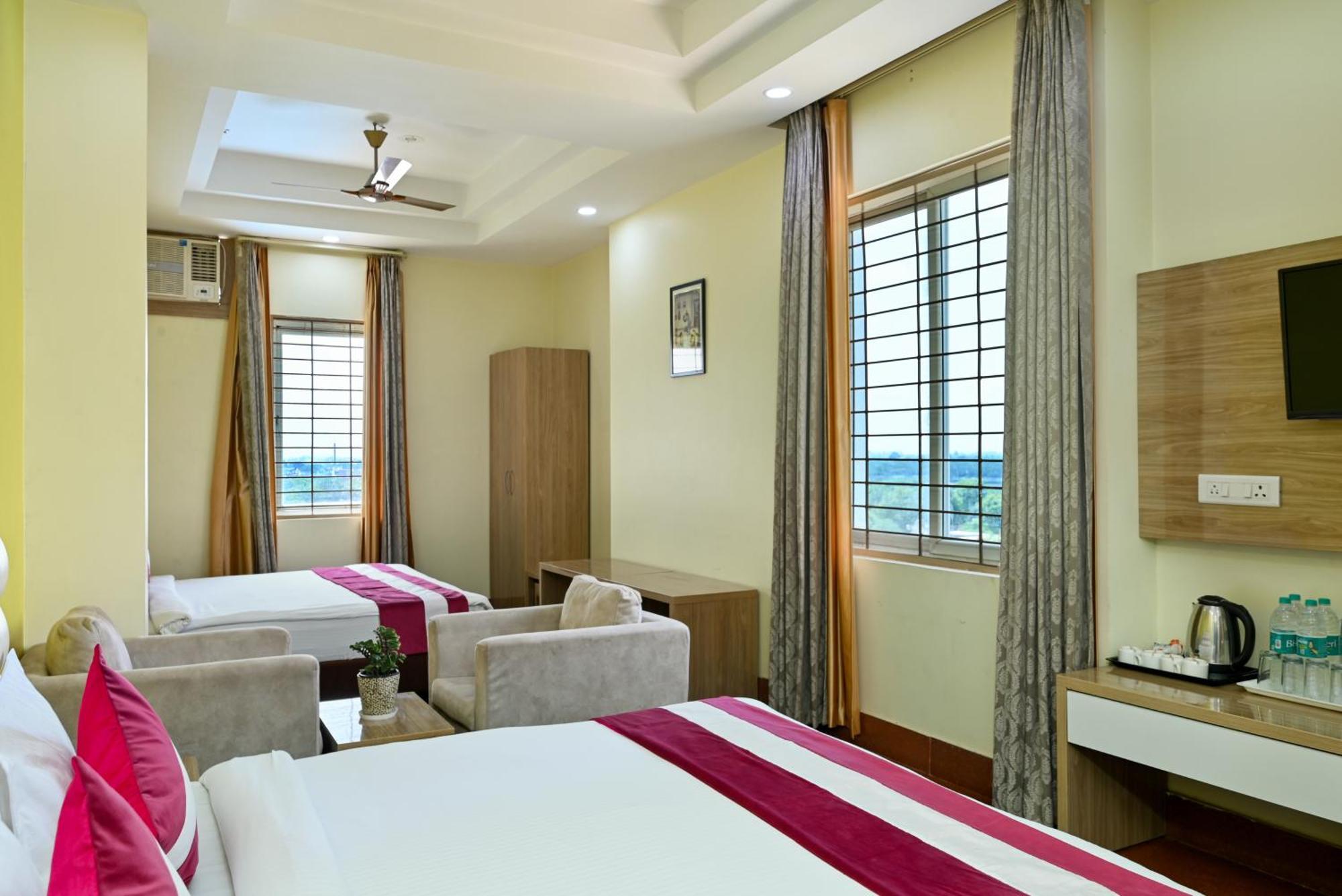 Hotel Sks Grand Palace-vrindavan 4*