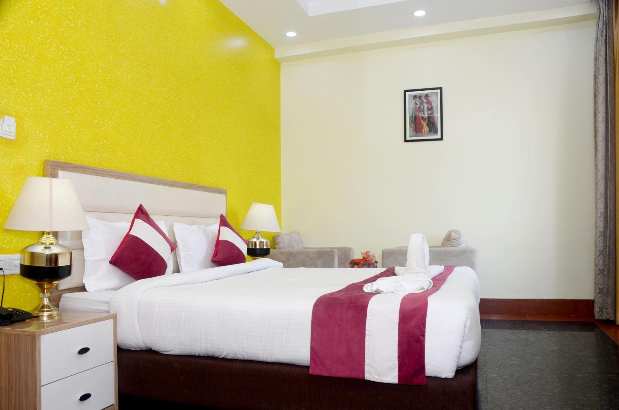 Hotel Sks Grand Palace-vrindavan 4*