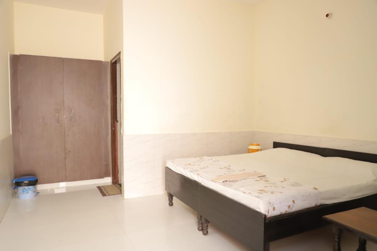 Homestay Radha Madhav Ashram *
