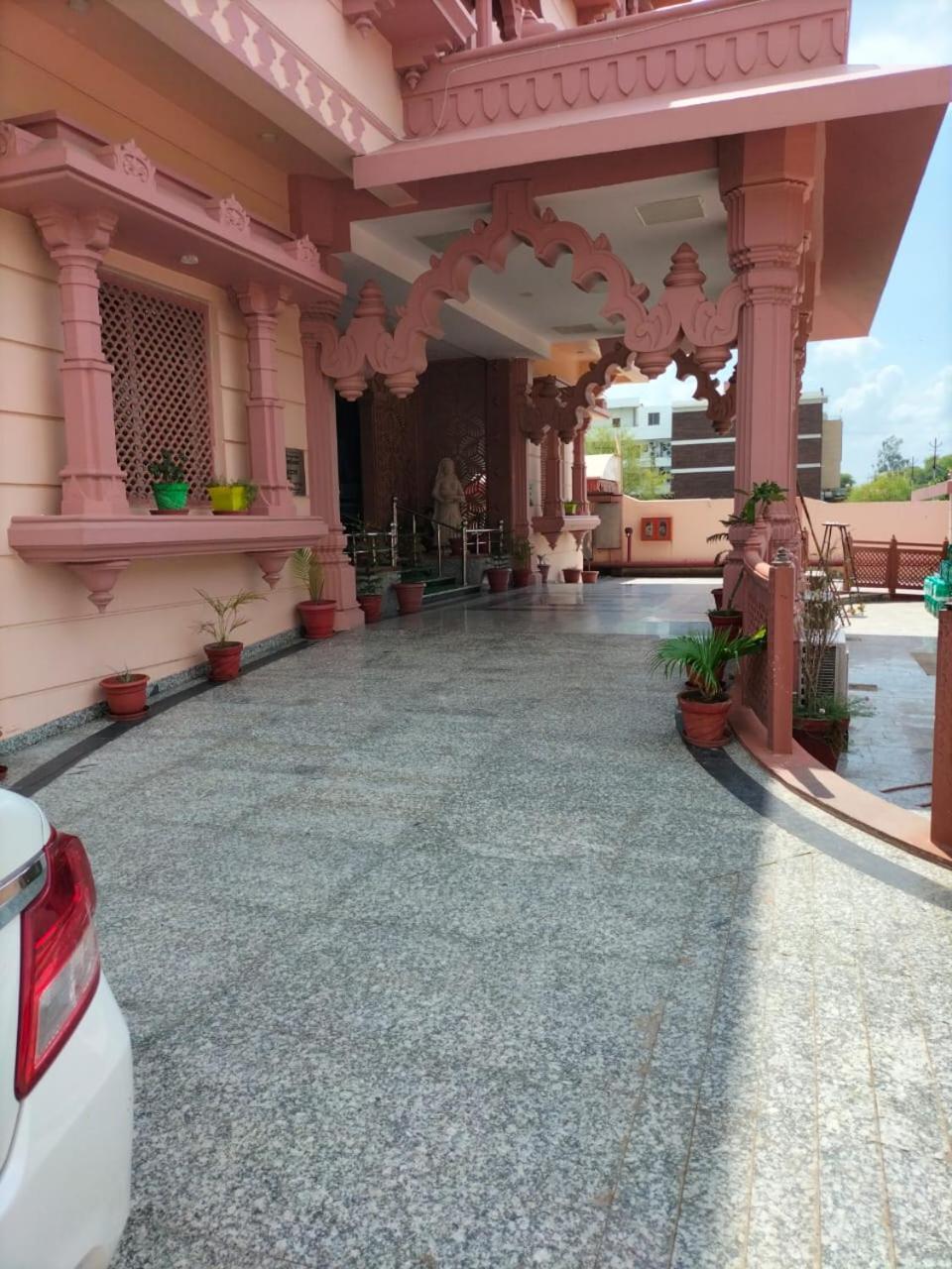 Hotel Seth Murlidhar Seva Sadan-near Prem Mandir Vrindavan