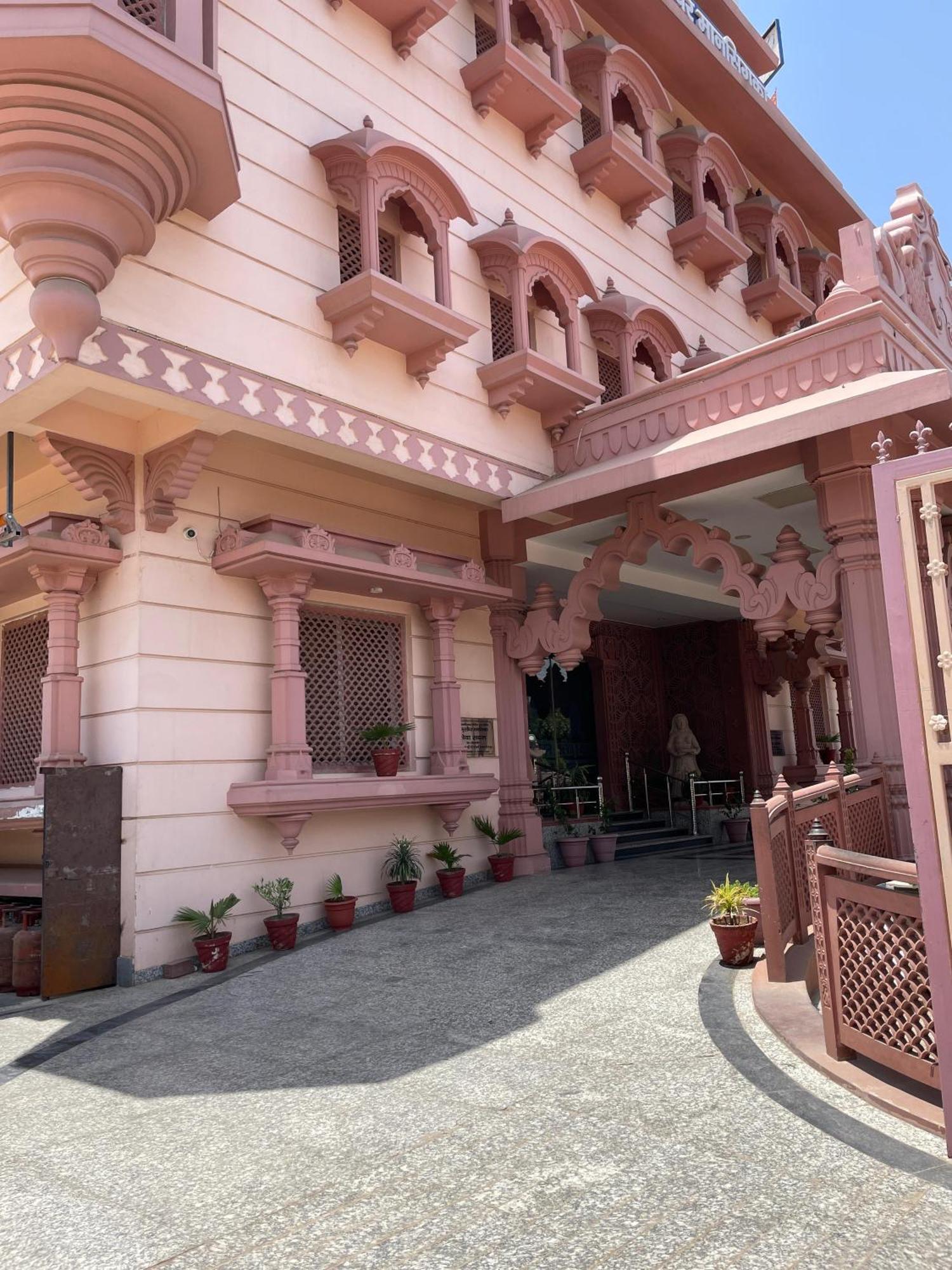 Seth Murlidhar Seva Sadan-near Prem Mandir Vrindavan