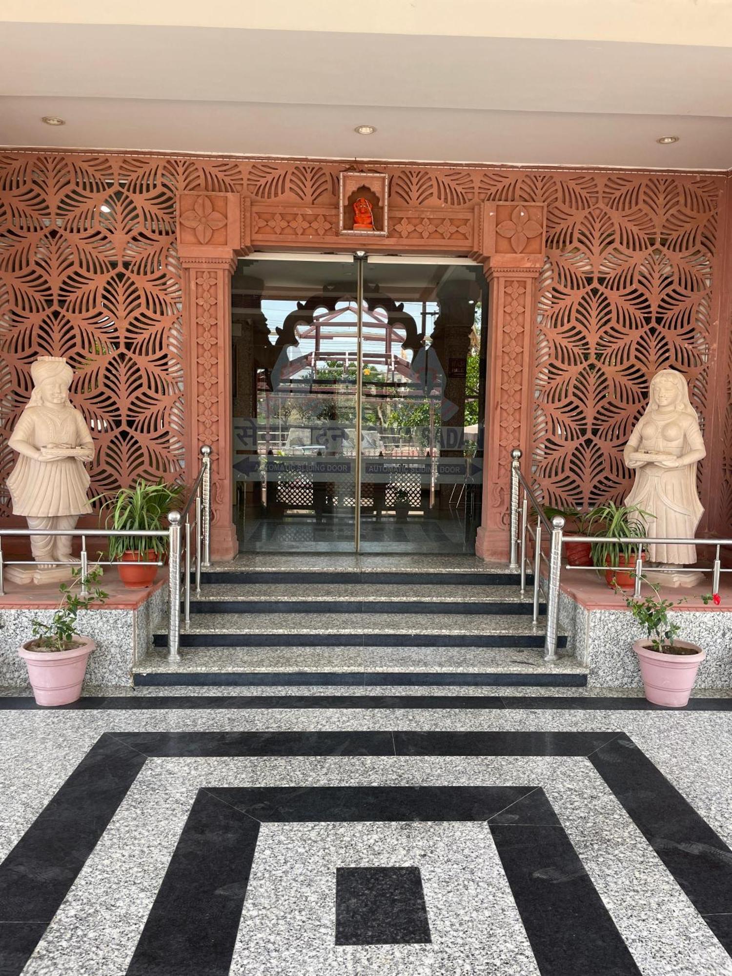Seth Murlidhar Seva Sadan-near Prem Mandir 3*