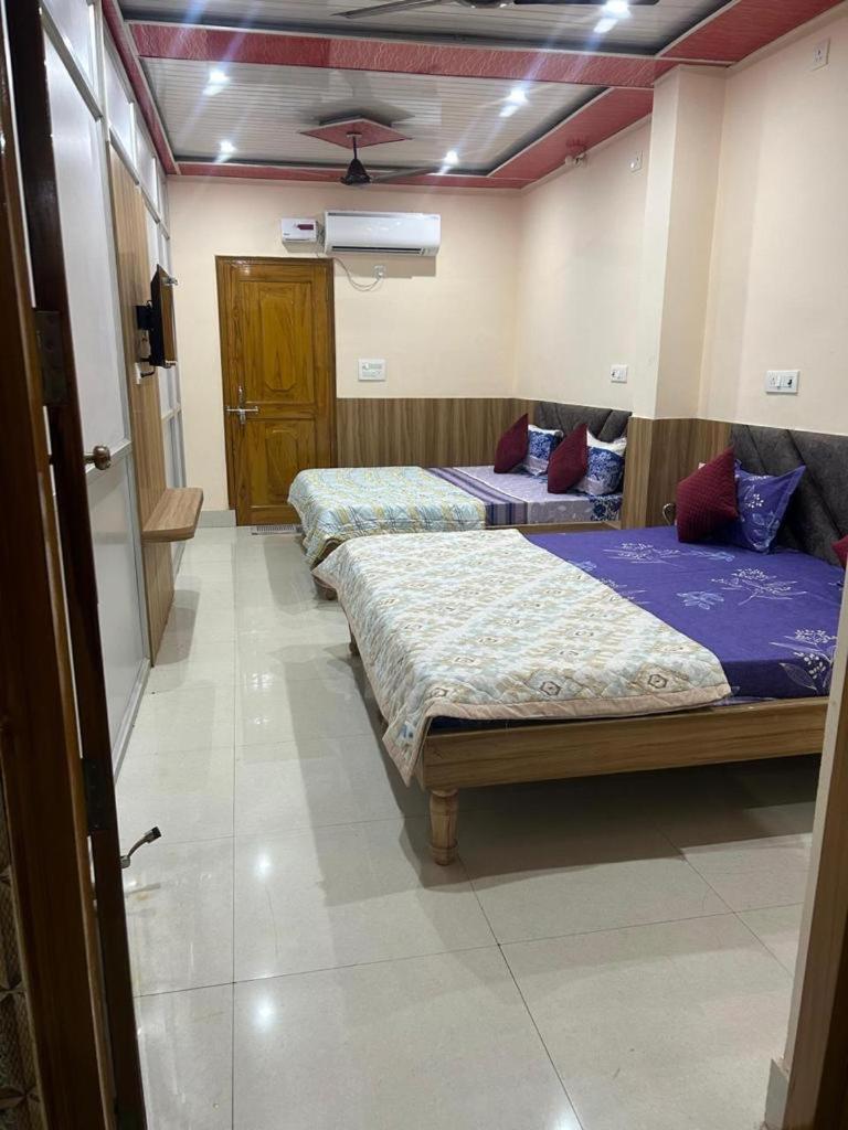 Radhey Radhey Kunj * Vrindavan