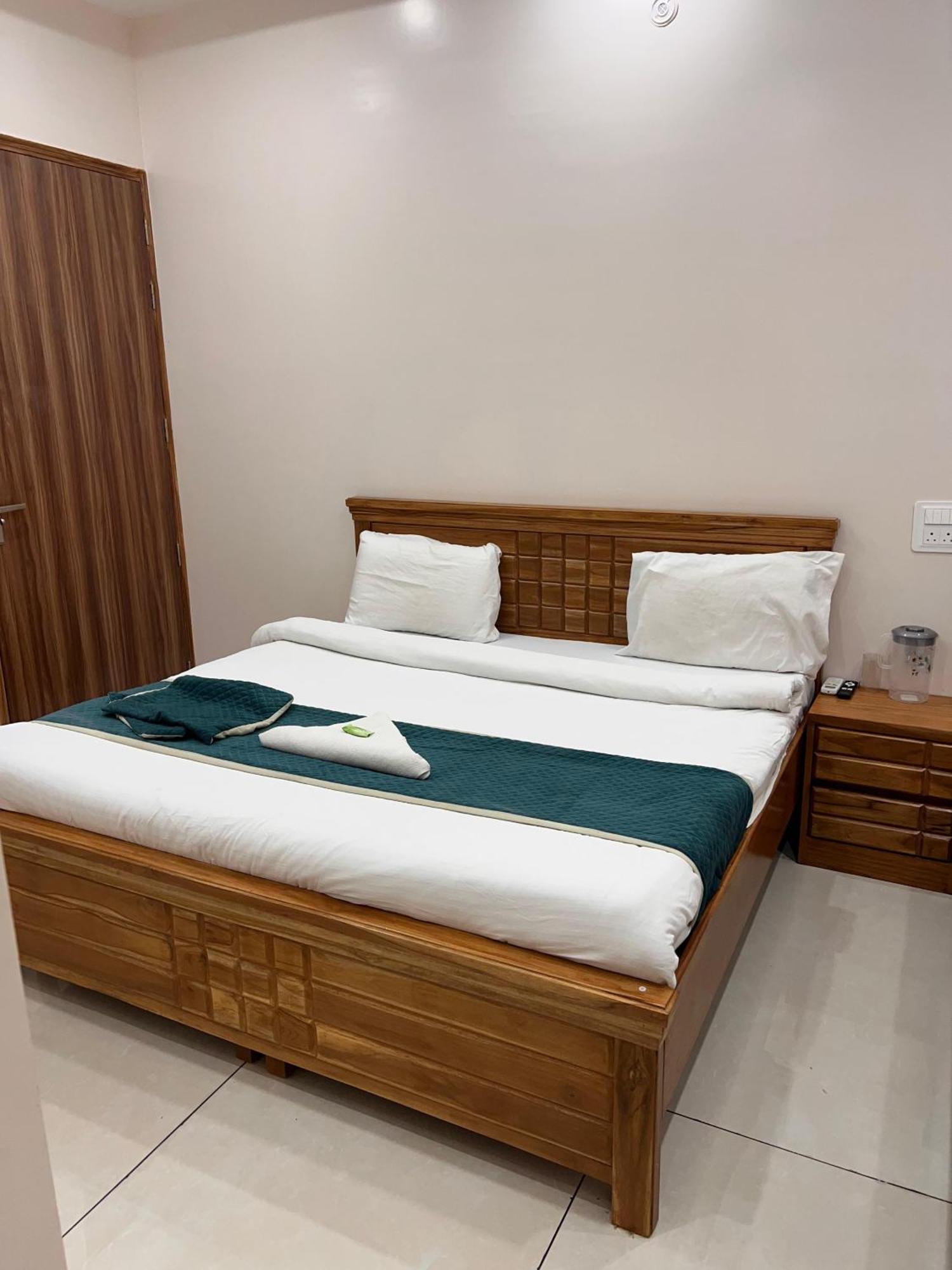 Hotel Hare Krishna Dham *