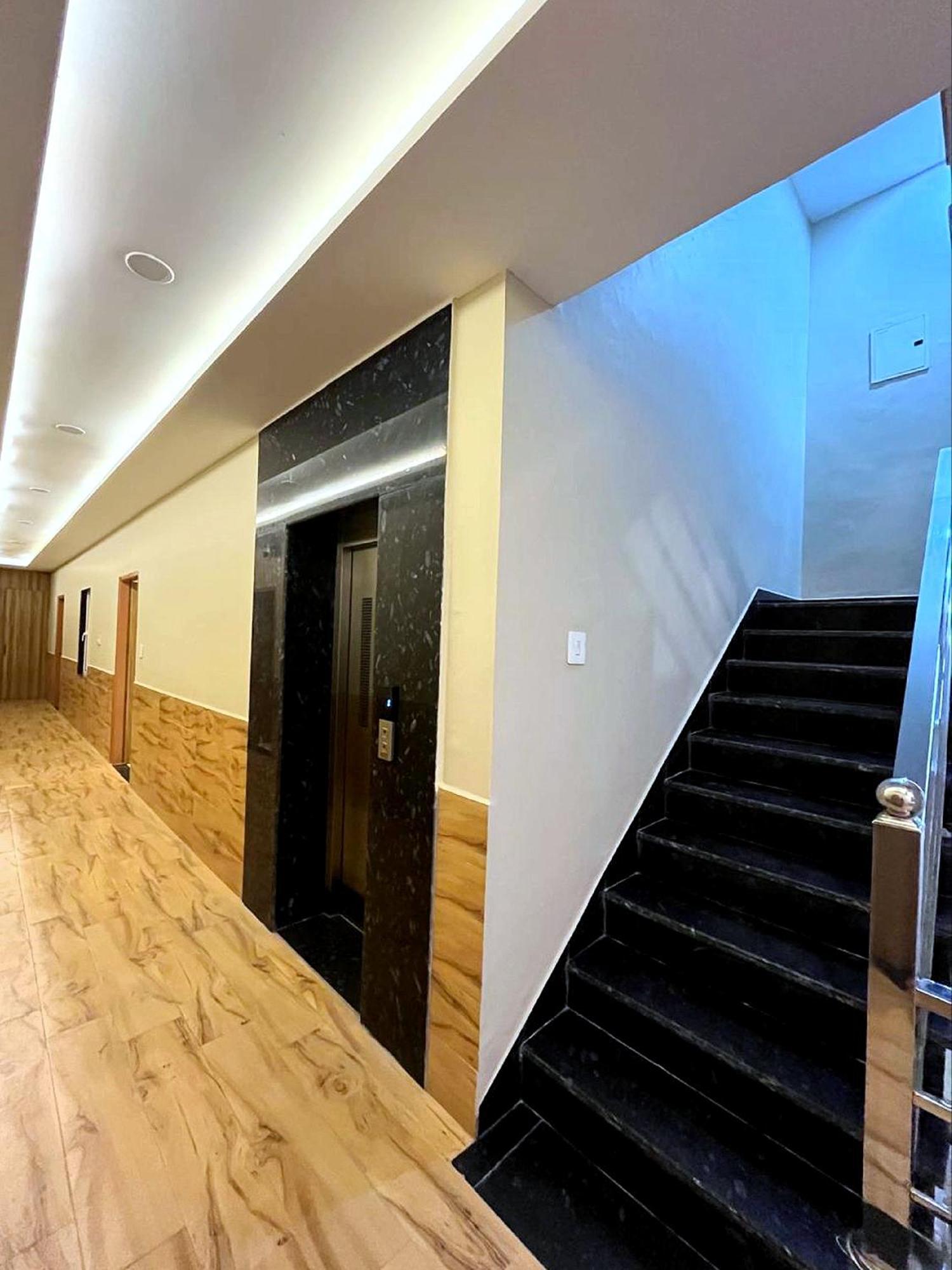 Hotel Vrinda Niddhivan ! Fully Ac, Prem Mandir At Walking Distance ! Just Near The Iskcon Temple 4*