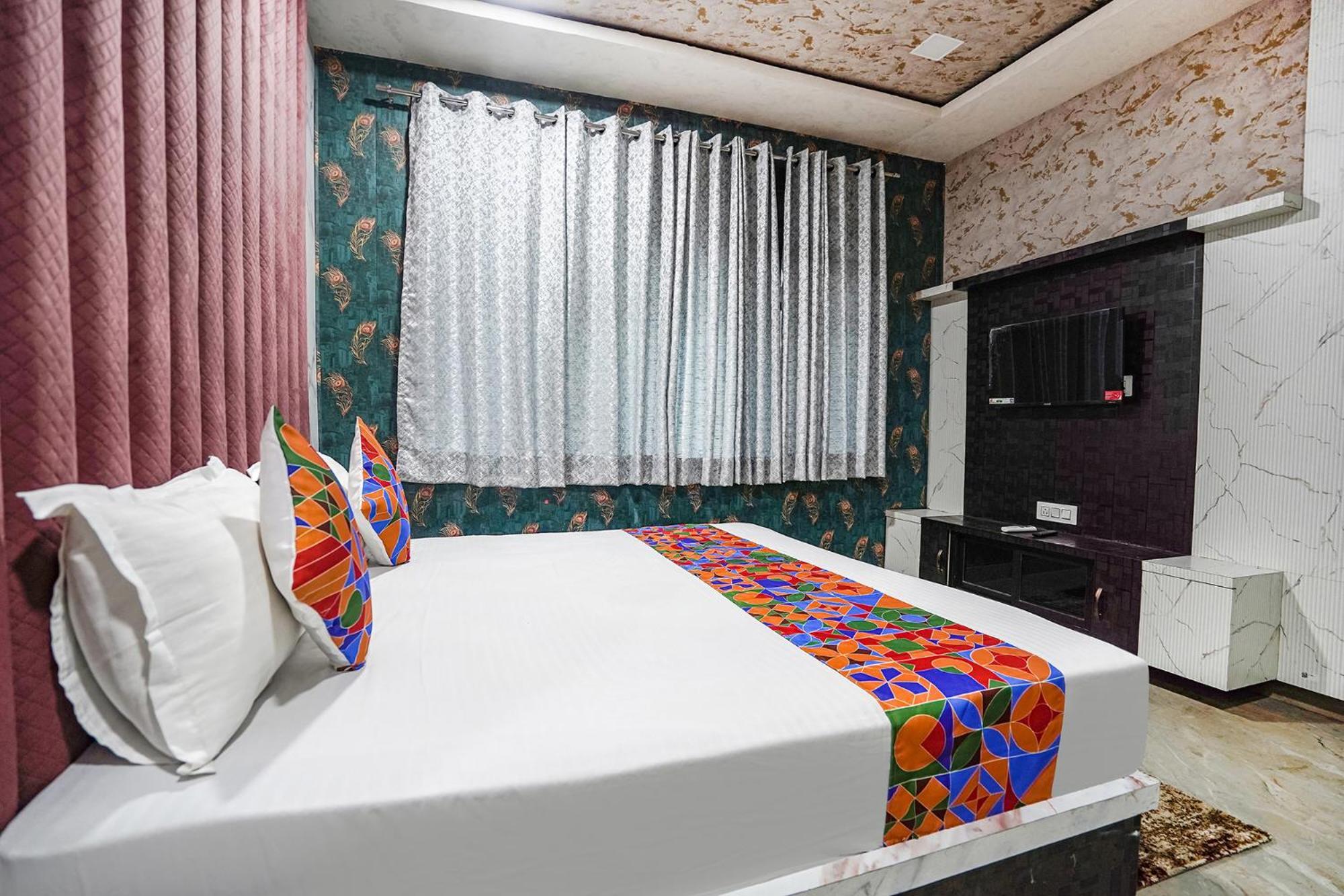 Hotel Fabhotel Shree Priya Pritam Dham 3*