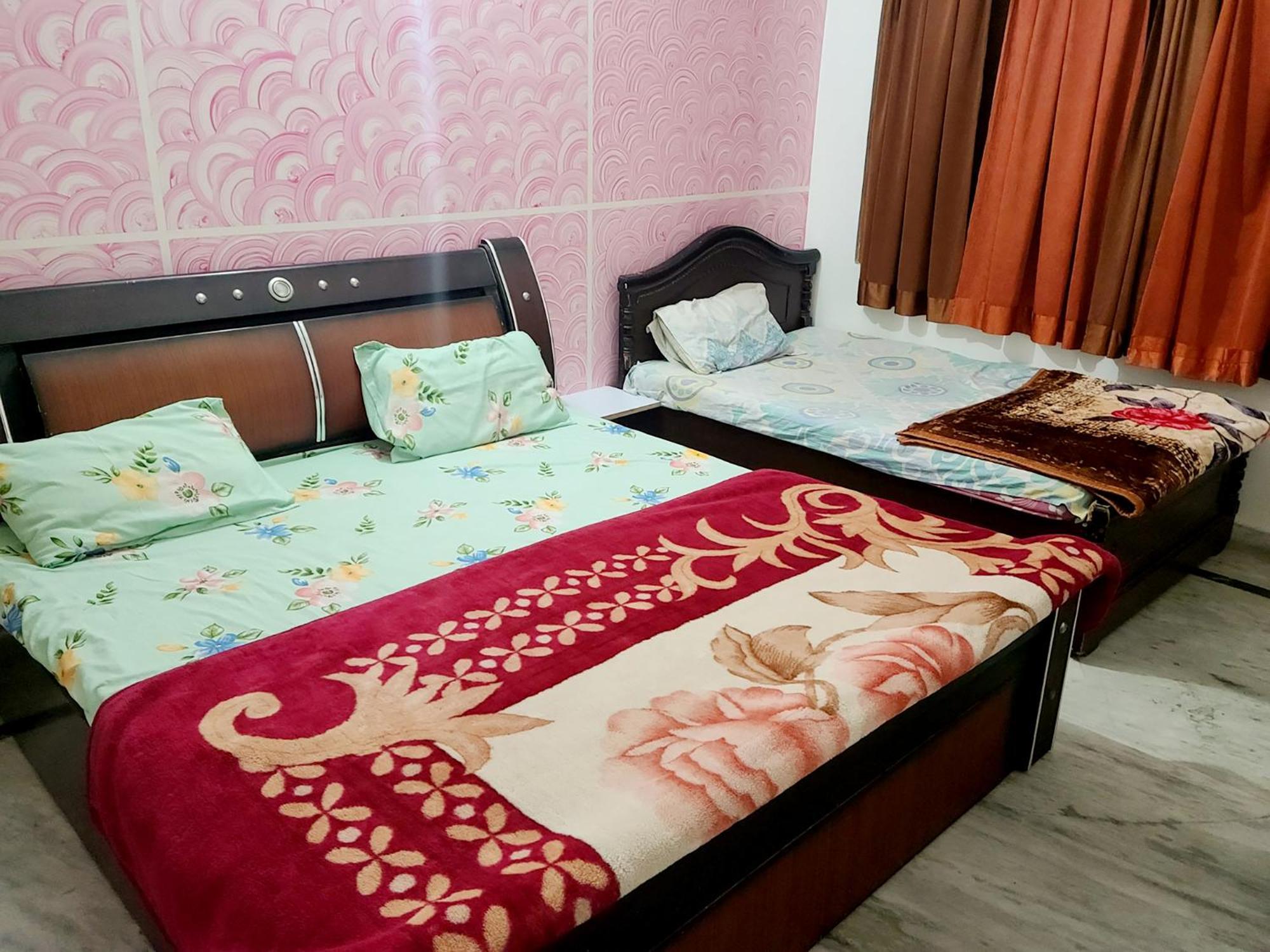Krishnashrya Near Banke Bihari Temple Hotel Vrindavan