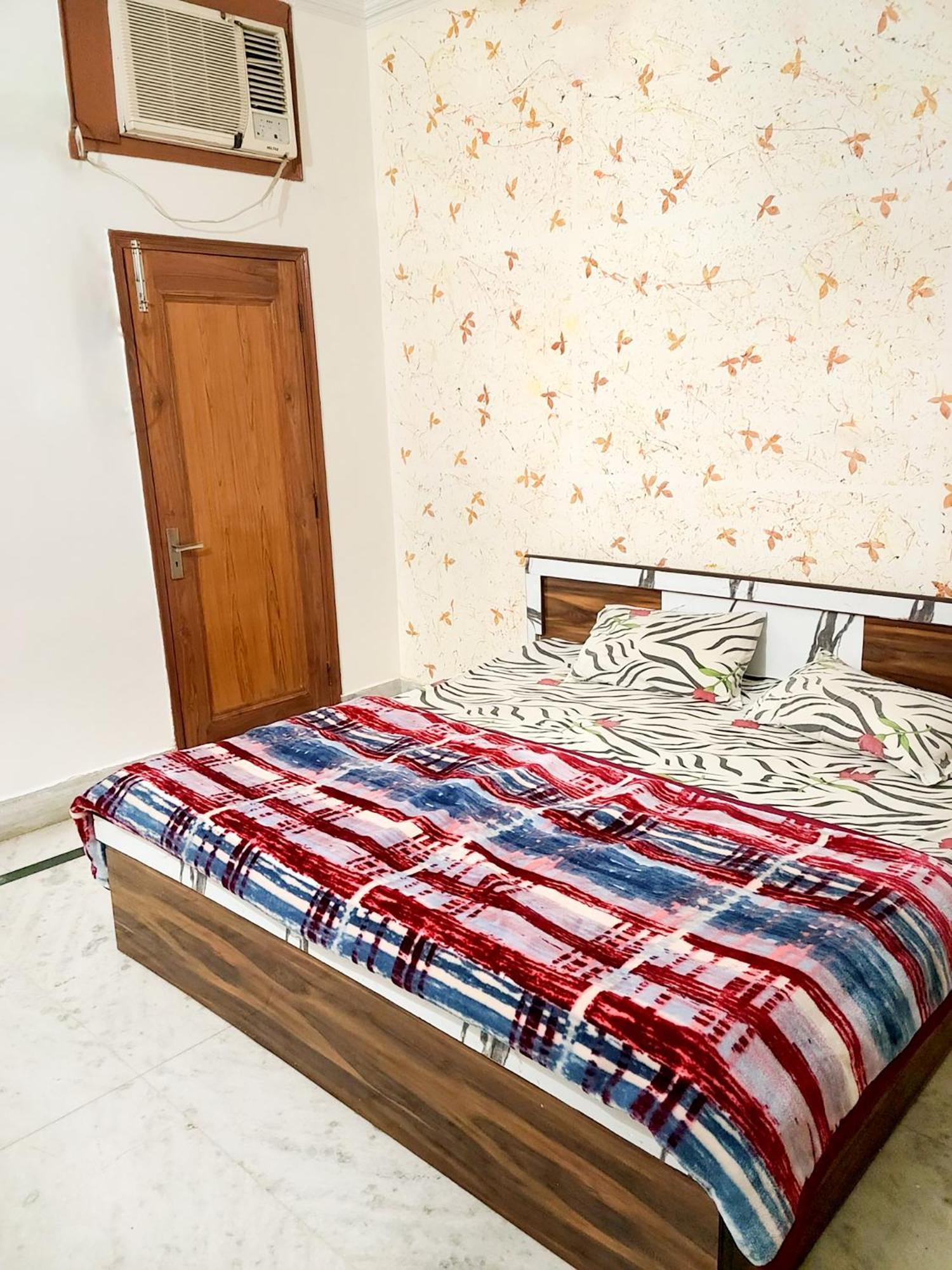 Hotel Krishnashrya Near Banke Bihari Temple