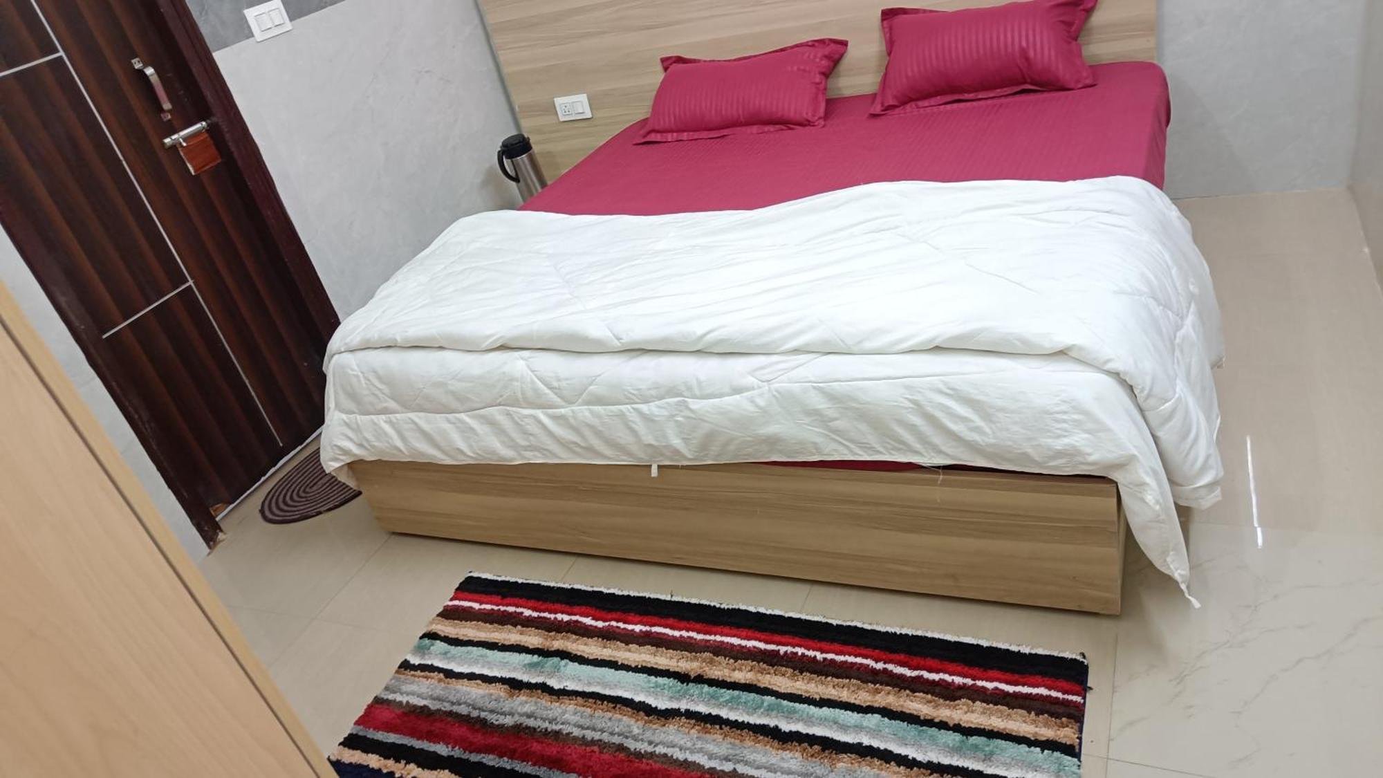 Radha Rachna Apartment *