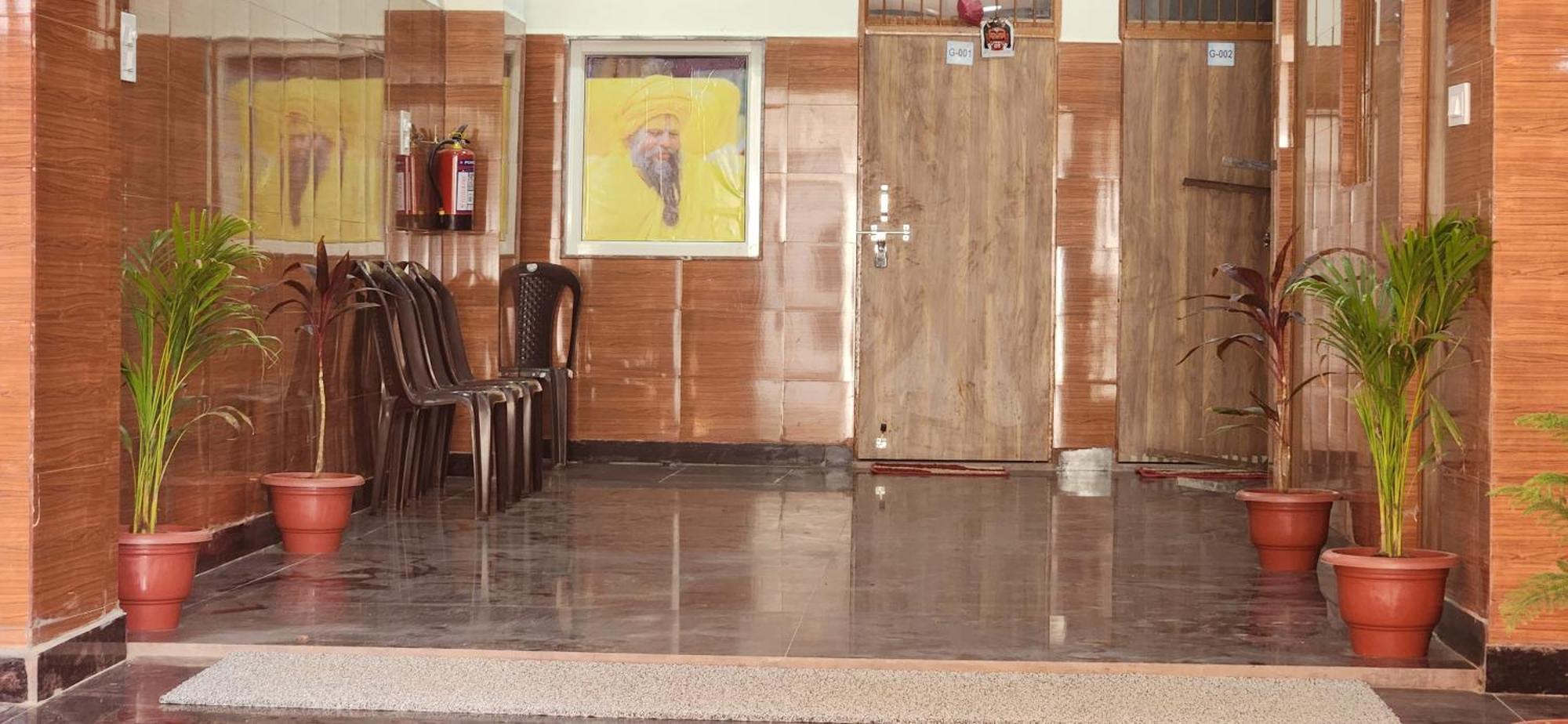 Shree Radha Rani Dham, Near Iskcon And Prem Mandir 3*